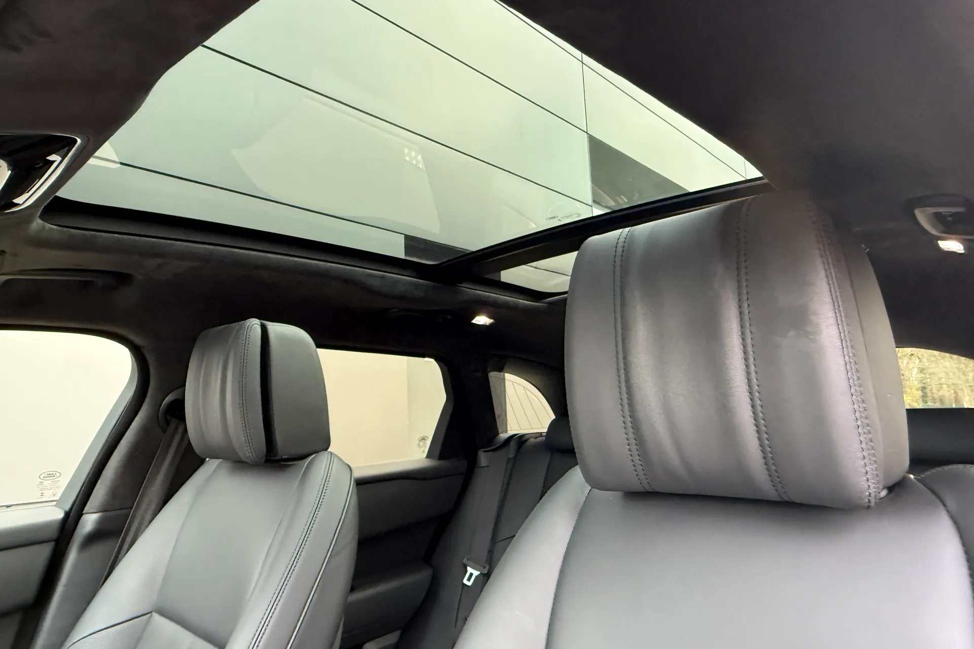 LAND ROVER RANGE ROVER VELAR thumbnail image number 4