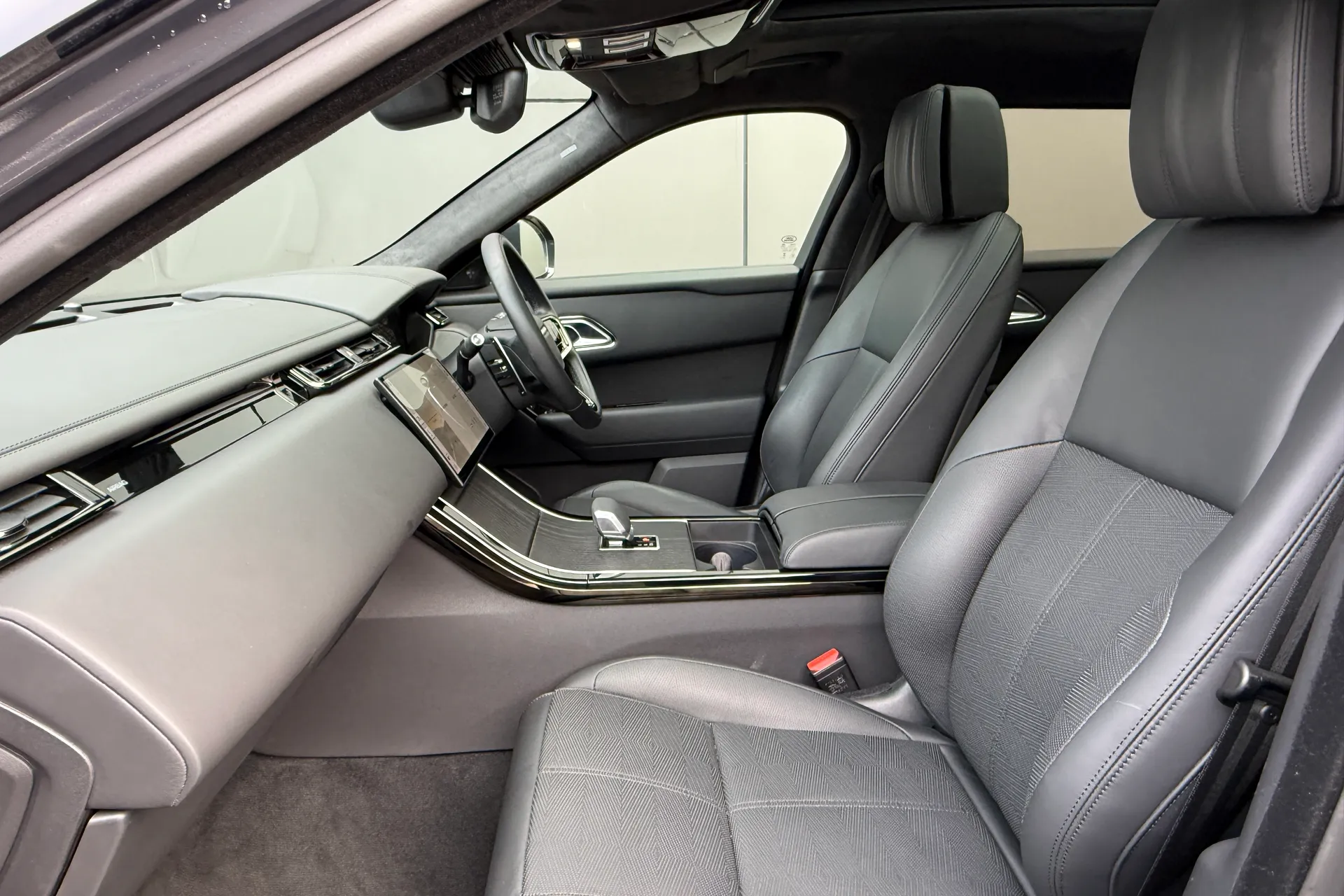 LAND ROVER RANGE ROVER VELAR thumbnail image number 46