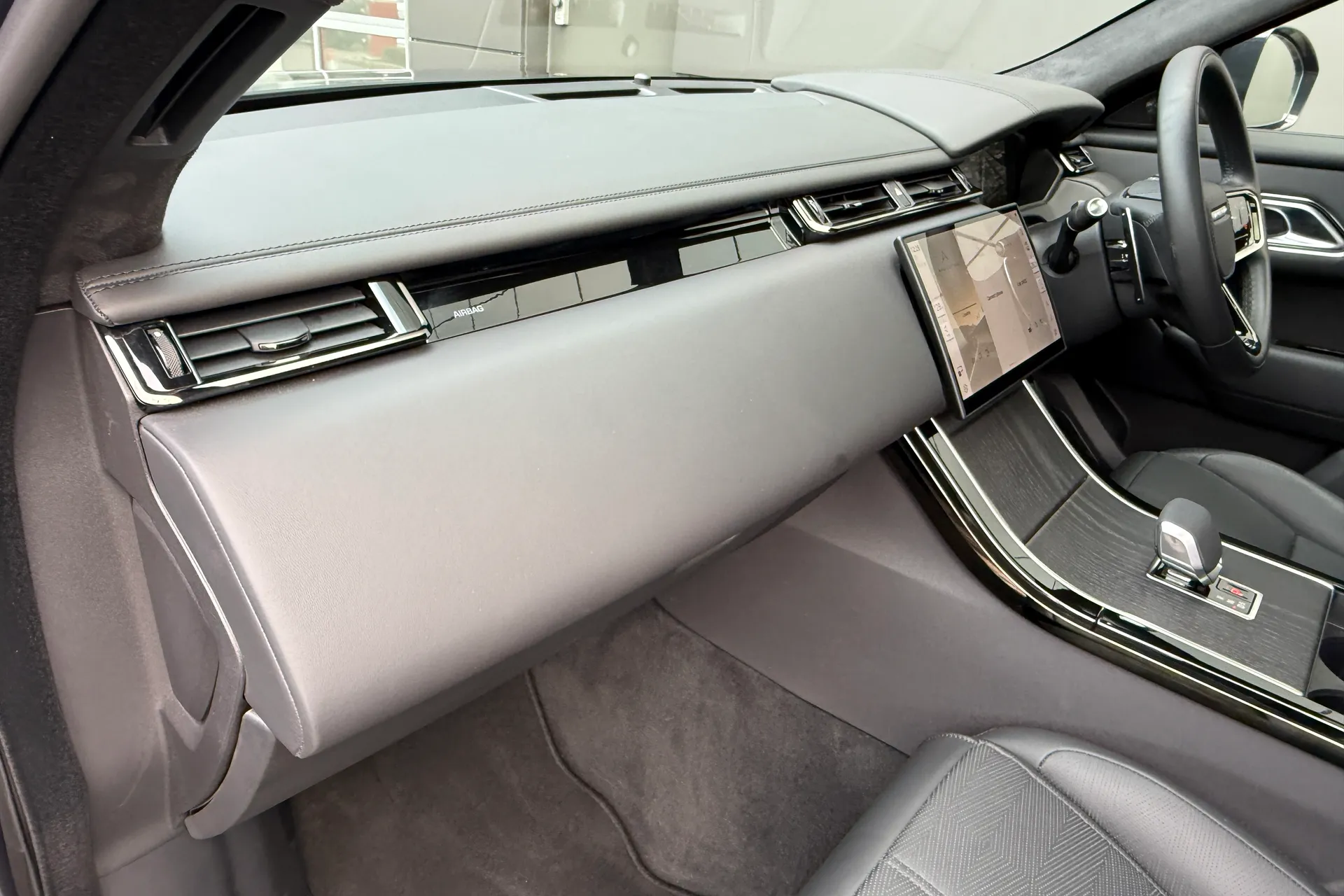 LAND ROVER RANGE ROVER VELAR thumbnail image number 45