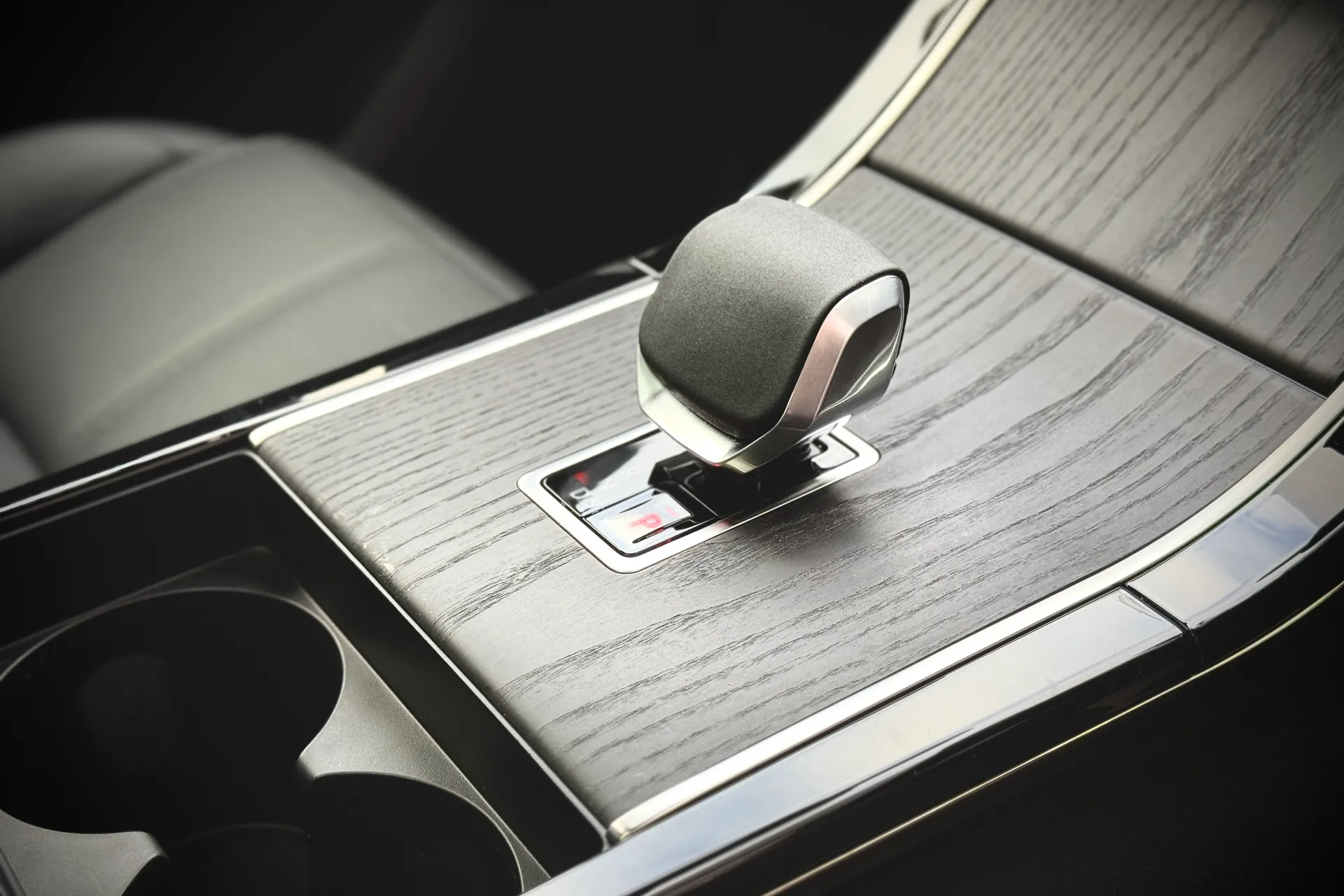 LAND ROVER RANGE ROVER VELAR thumbnail image number 25