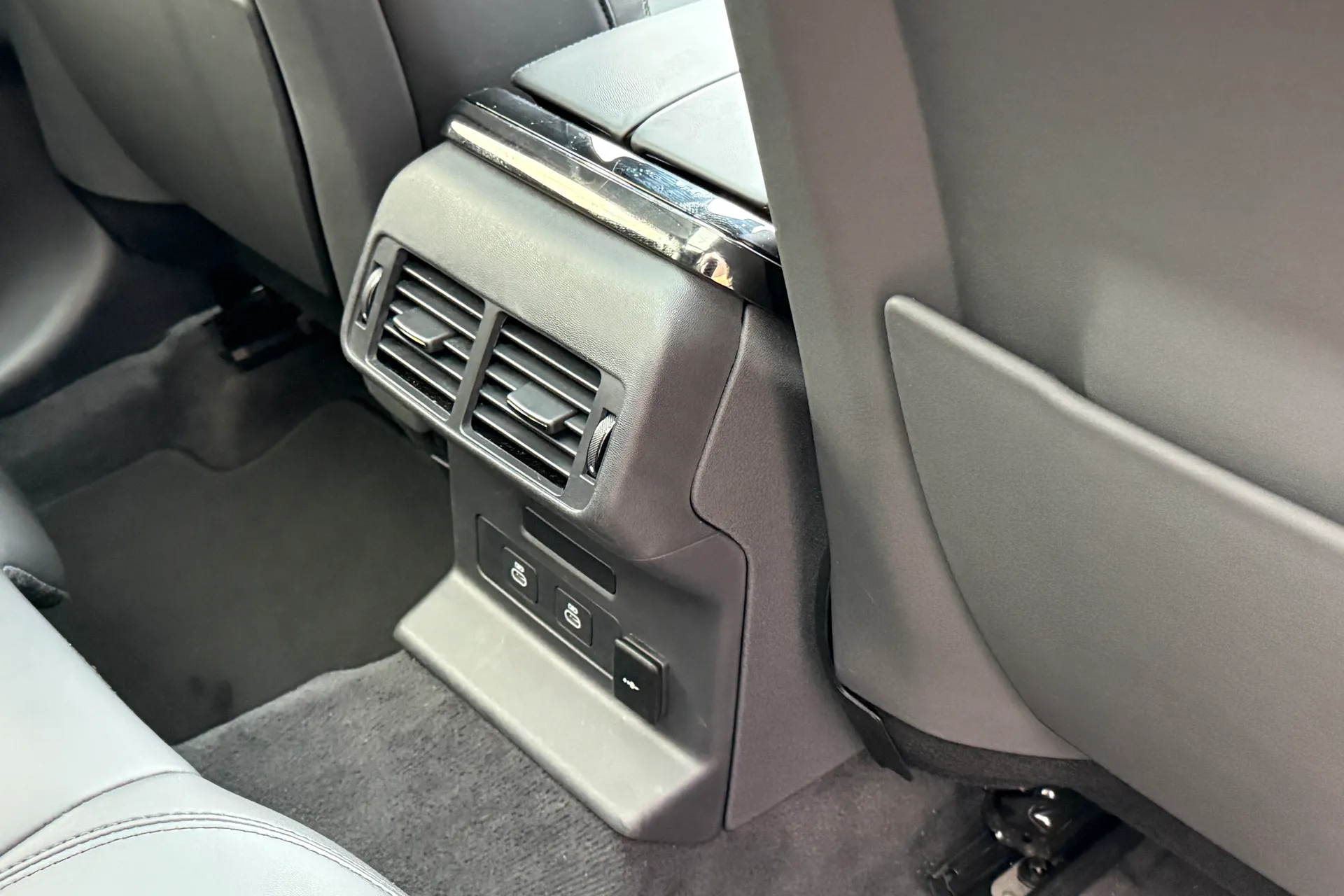 LAND ROVER RANGE ROVER VELAR thumbnail image number 37