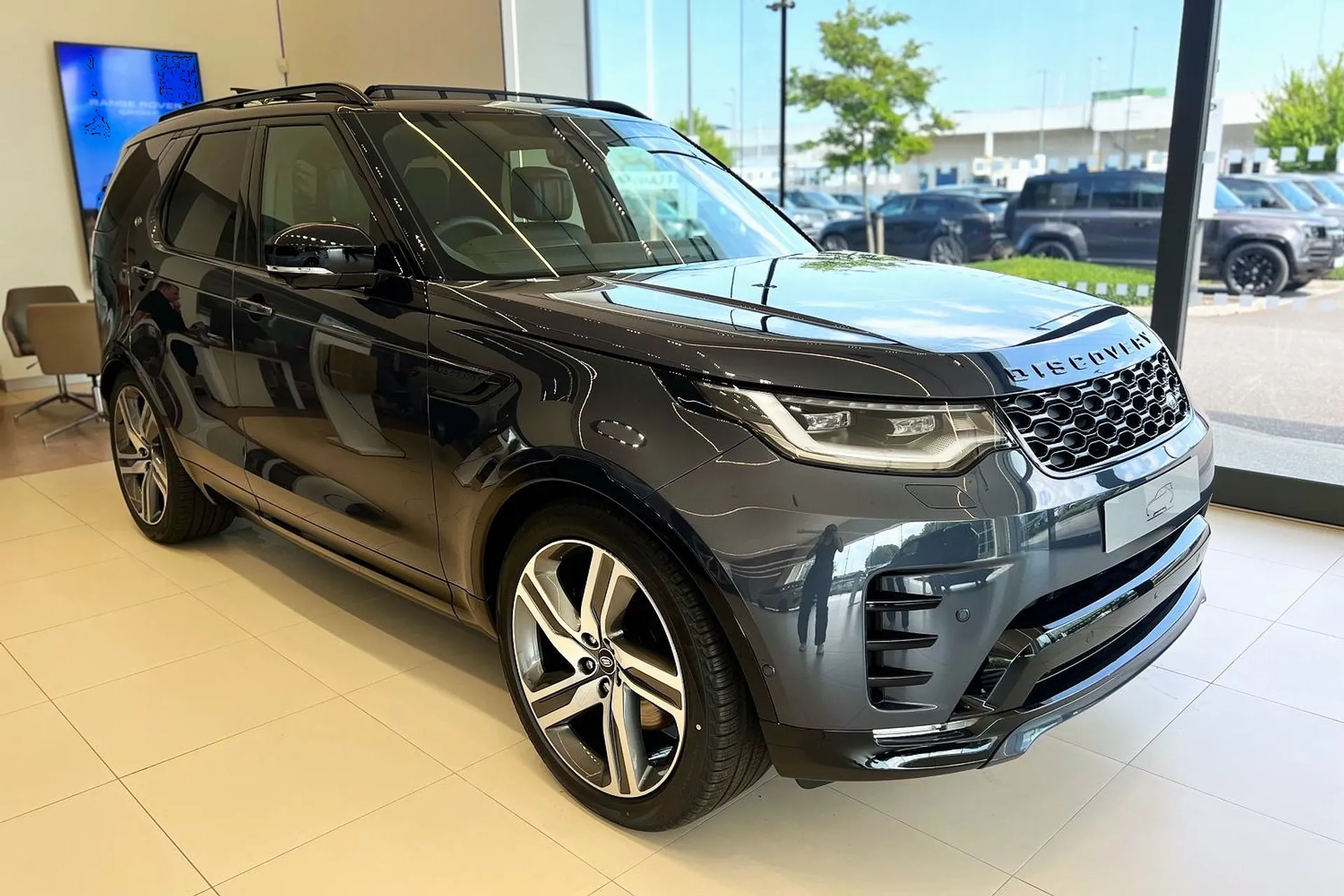 LAND ROVER DISCOVERY focused image