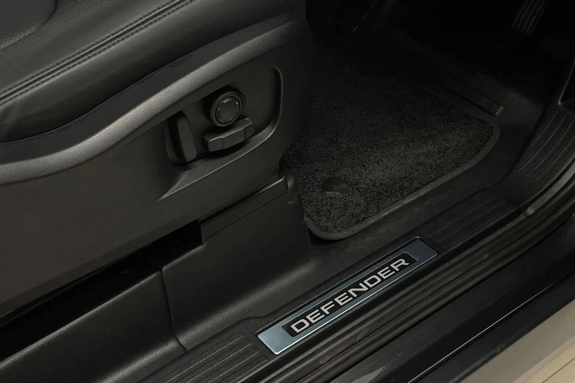 LAND ROVER Defender 90 thumbnail image number 51