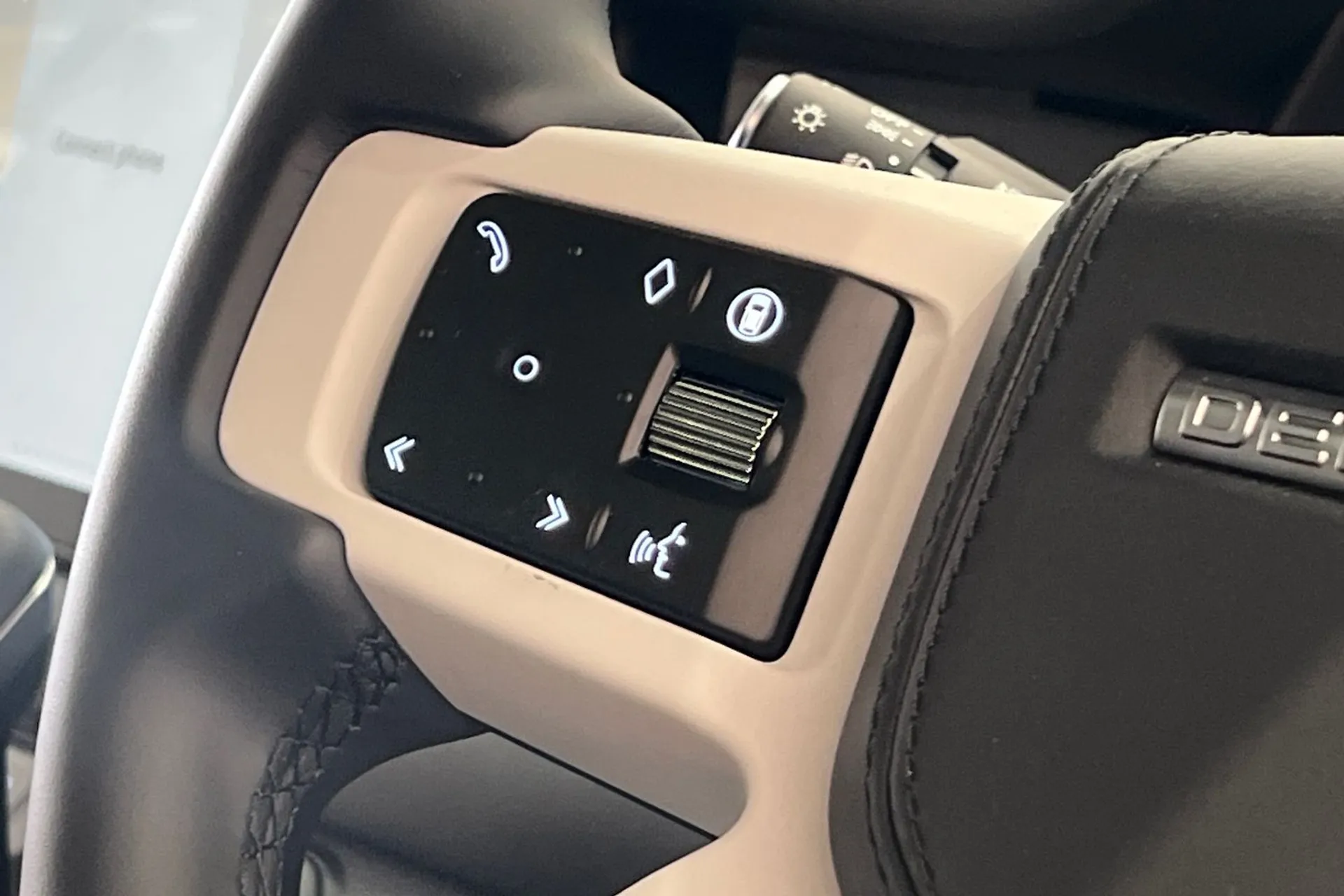 LAND ROVER Defender 90 thumbnail image number 42