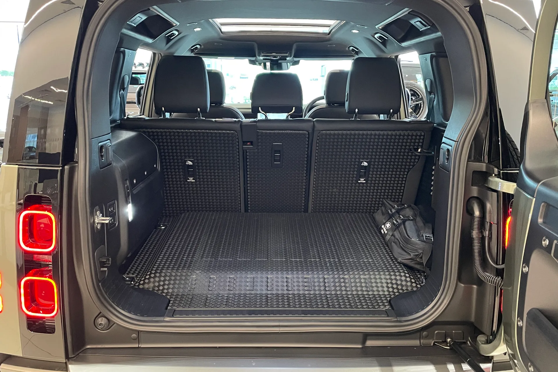 LAND ROVER Defender 110 thumbnail image number 14