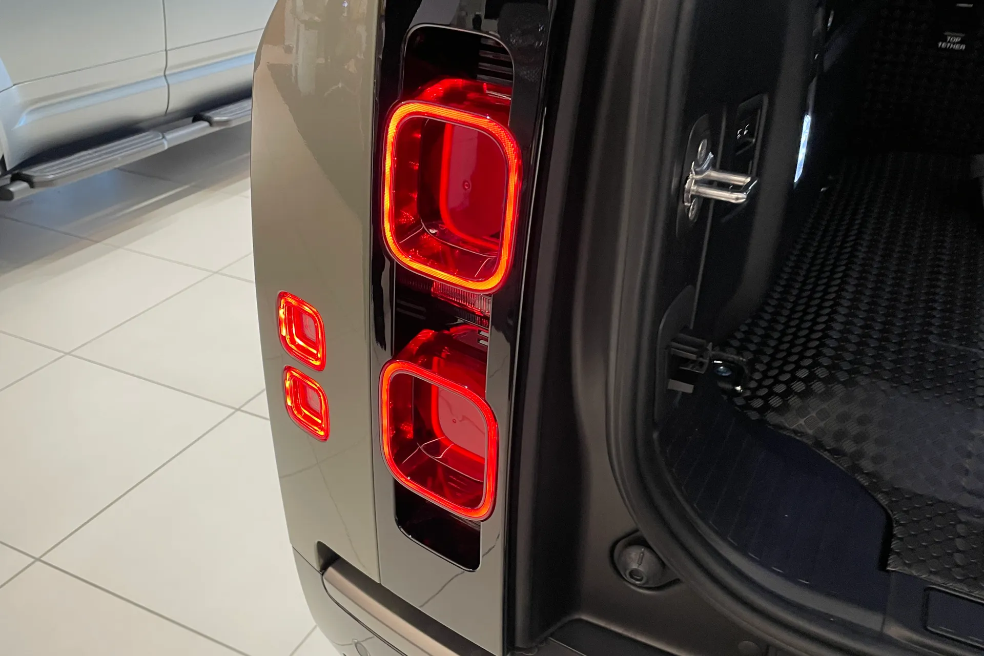 LAND ROVER Defender 110 thumbnail image number 13