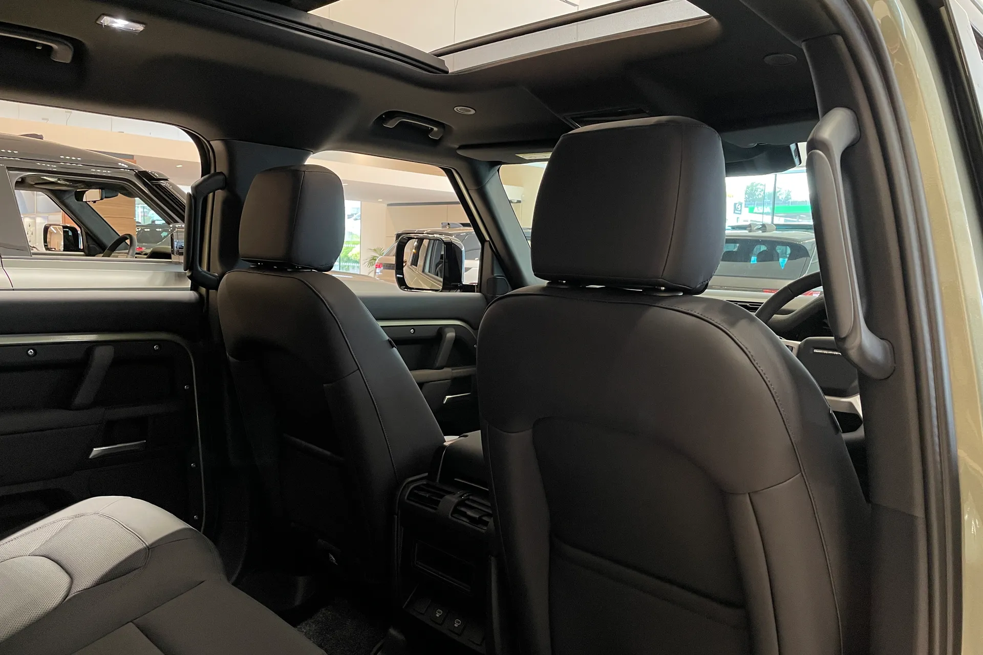 LAND ROVER Defender 110 thumbnail image number 18