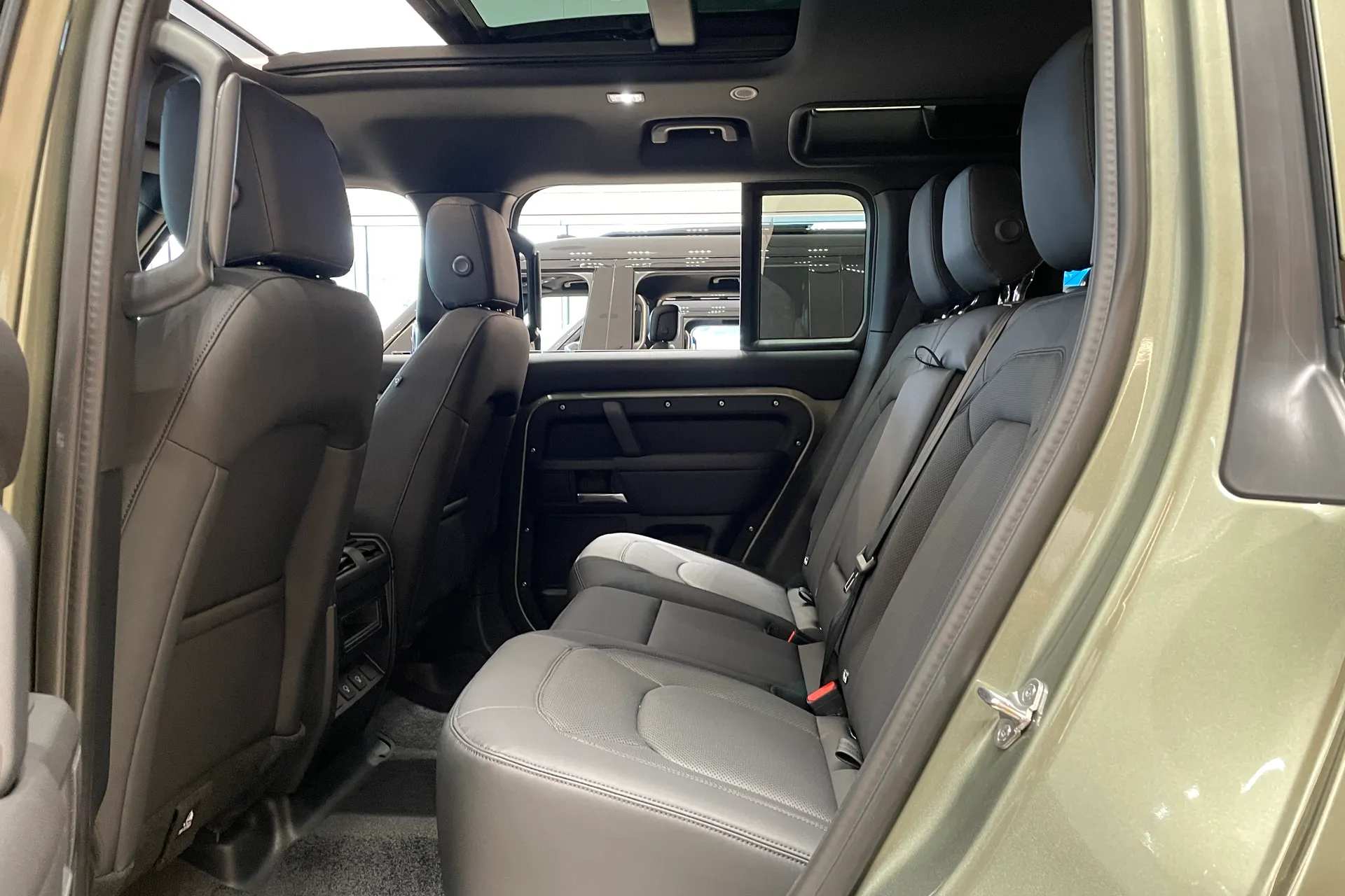 LAND ROVER Defender 110 thumbnail image number 27