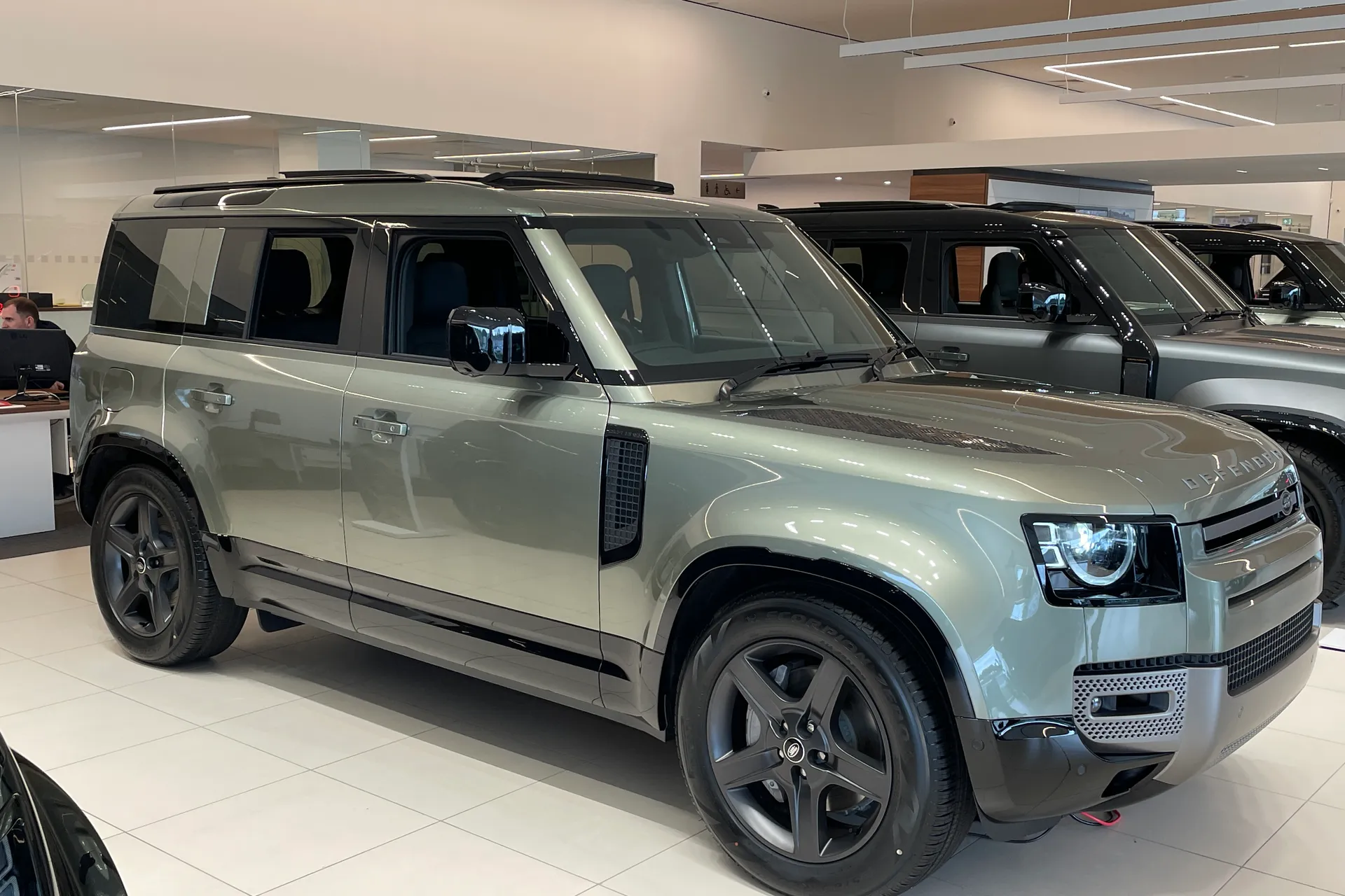 LAND ROVER Defender 110 thumbnail image number 2