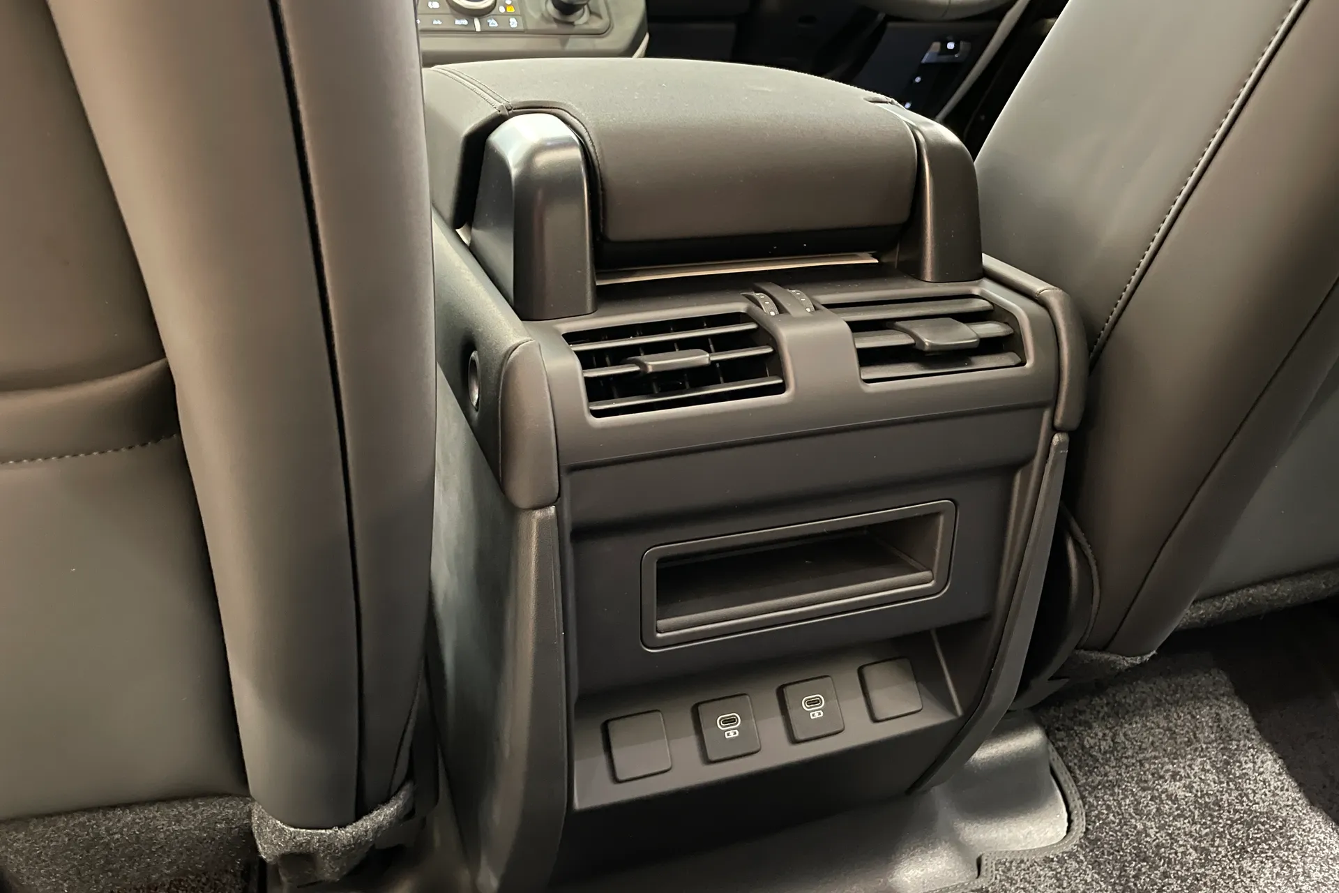 LAND ROVER Defender 110 thumbnail image number 28