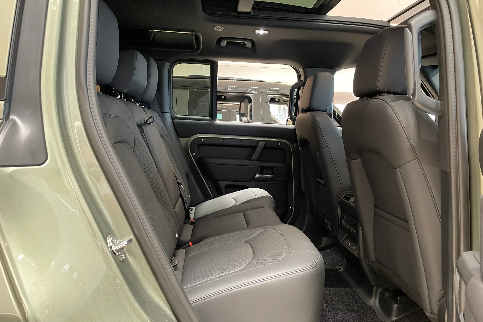LAND ROVER Defender 110 thumbnail image number 17