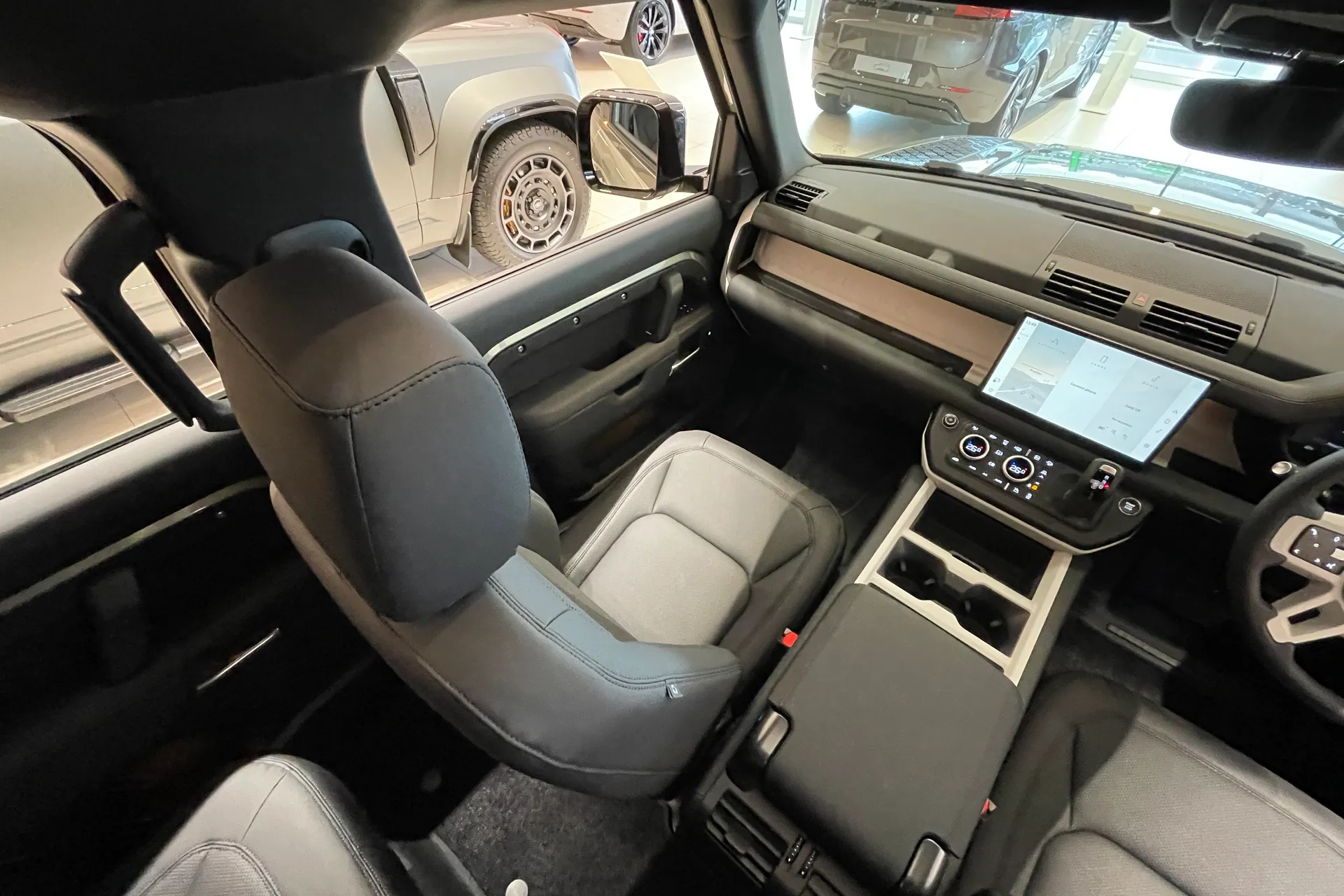 LAND ROVER Defender 110 thumbnail image number 33