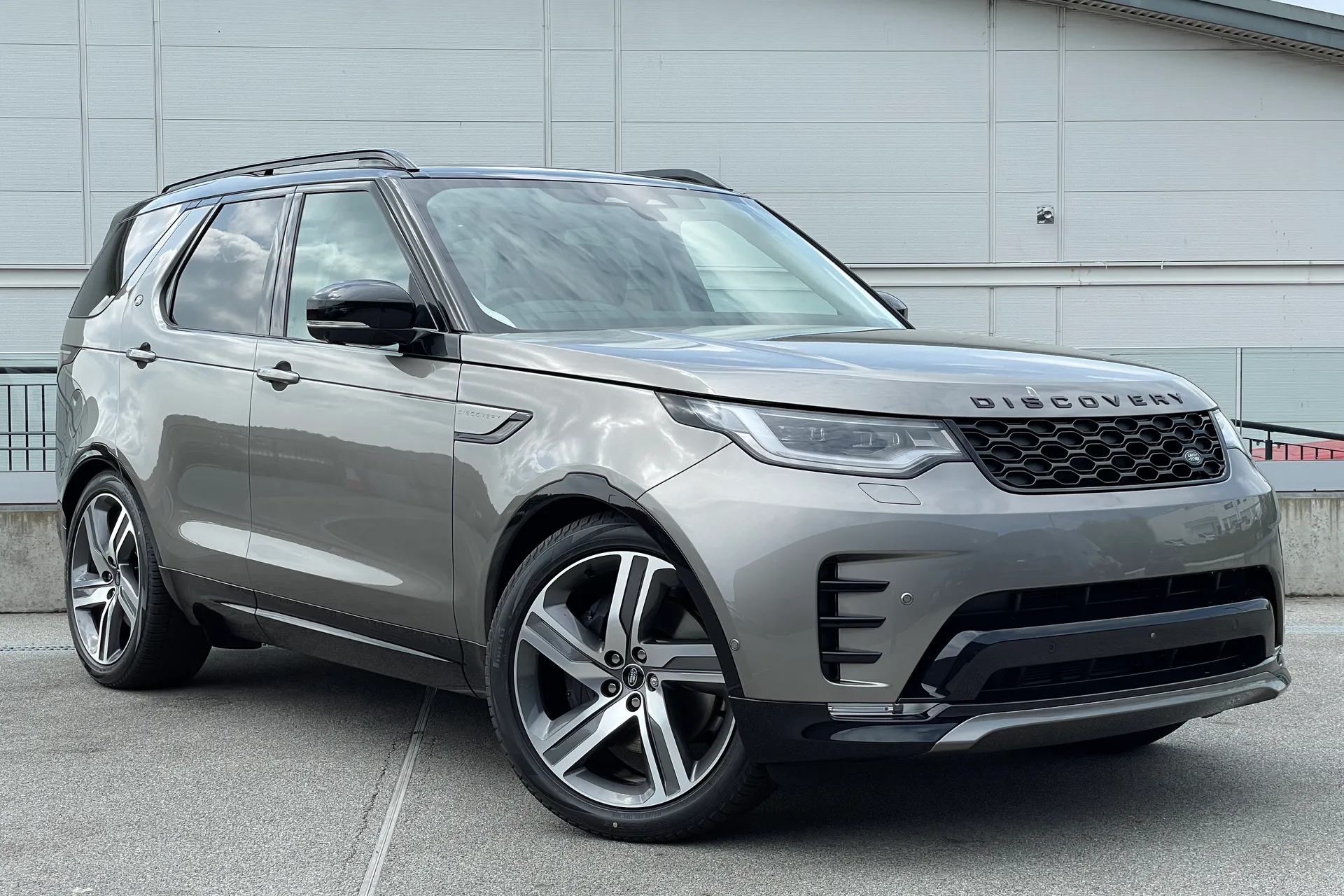 LAND ROVER DISCOVERY focused image