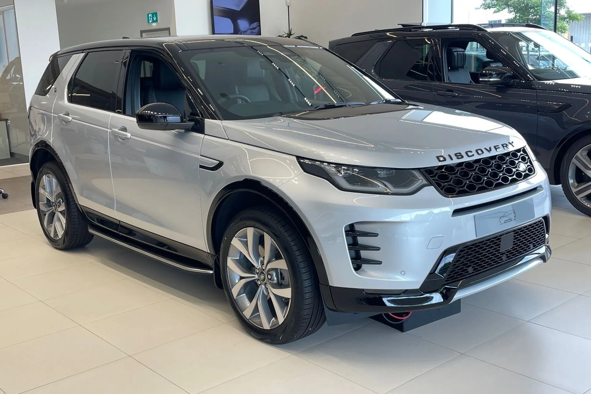 LAND ROVER DISCOVERY SPORT focused image