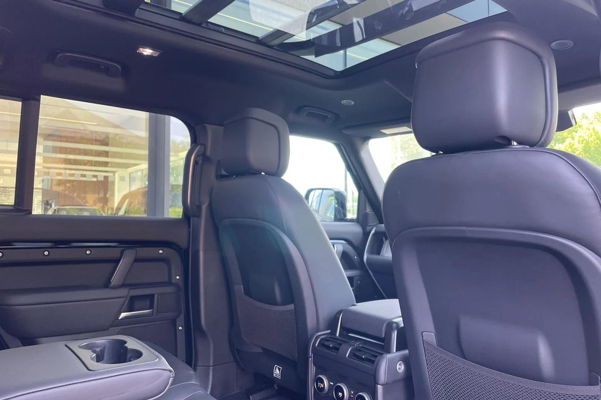 LAND ROVER Defender 110 thumbnail image number 37