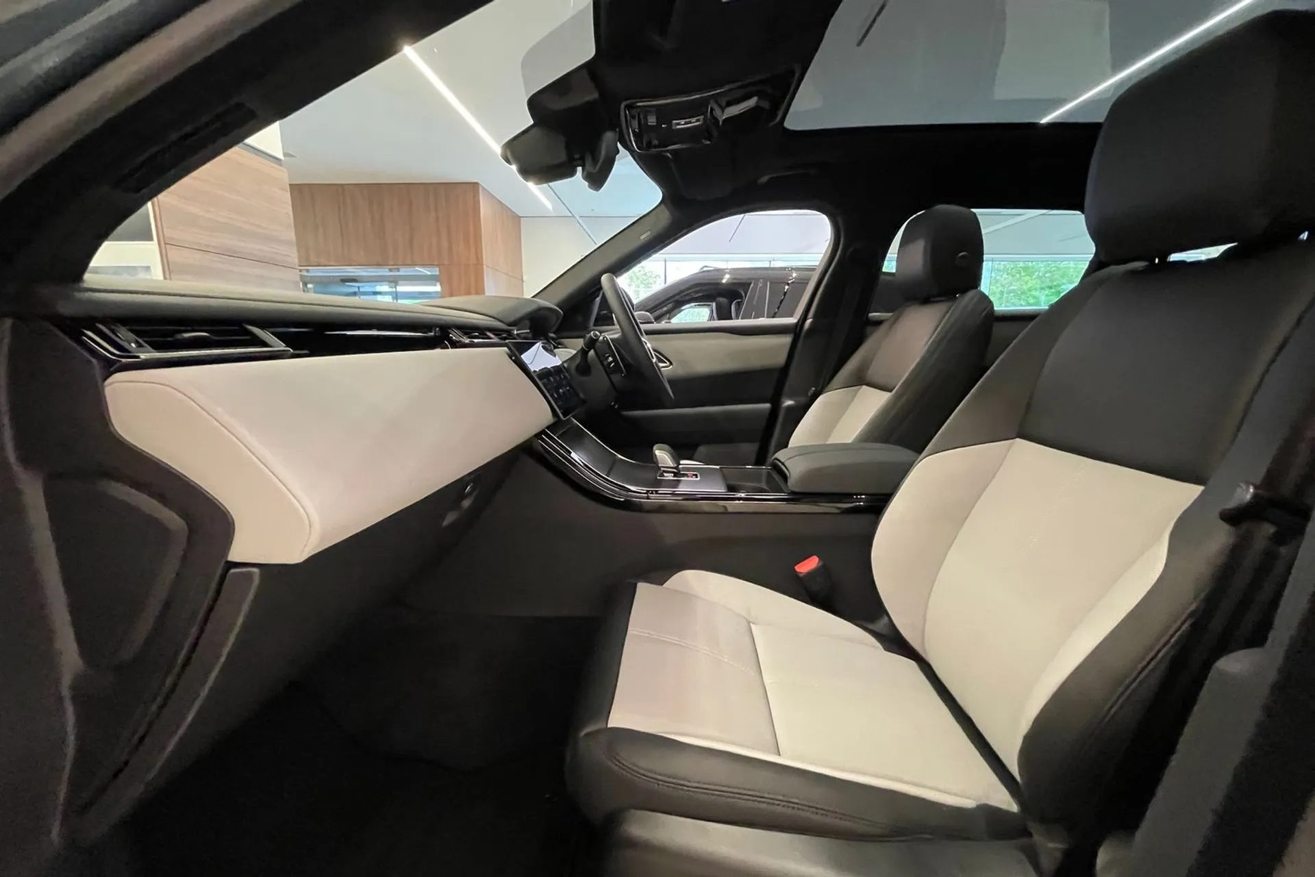 LAND ROVER RANGE ROVER VELAR thumbnail image number 10
