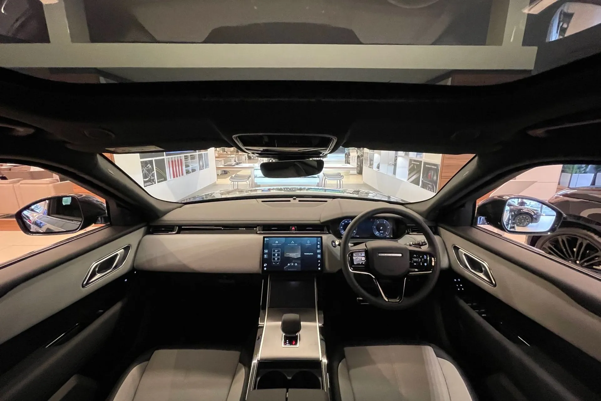 LAND ROVER RANGE ROVER VELAR thumbnail image number 3