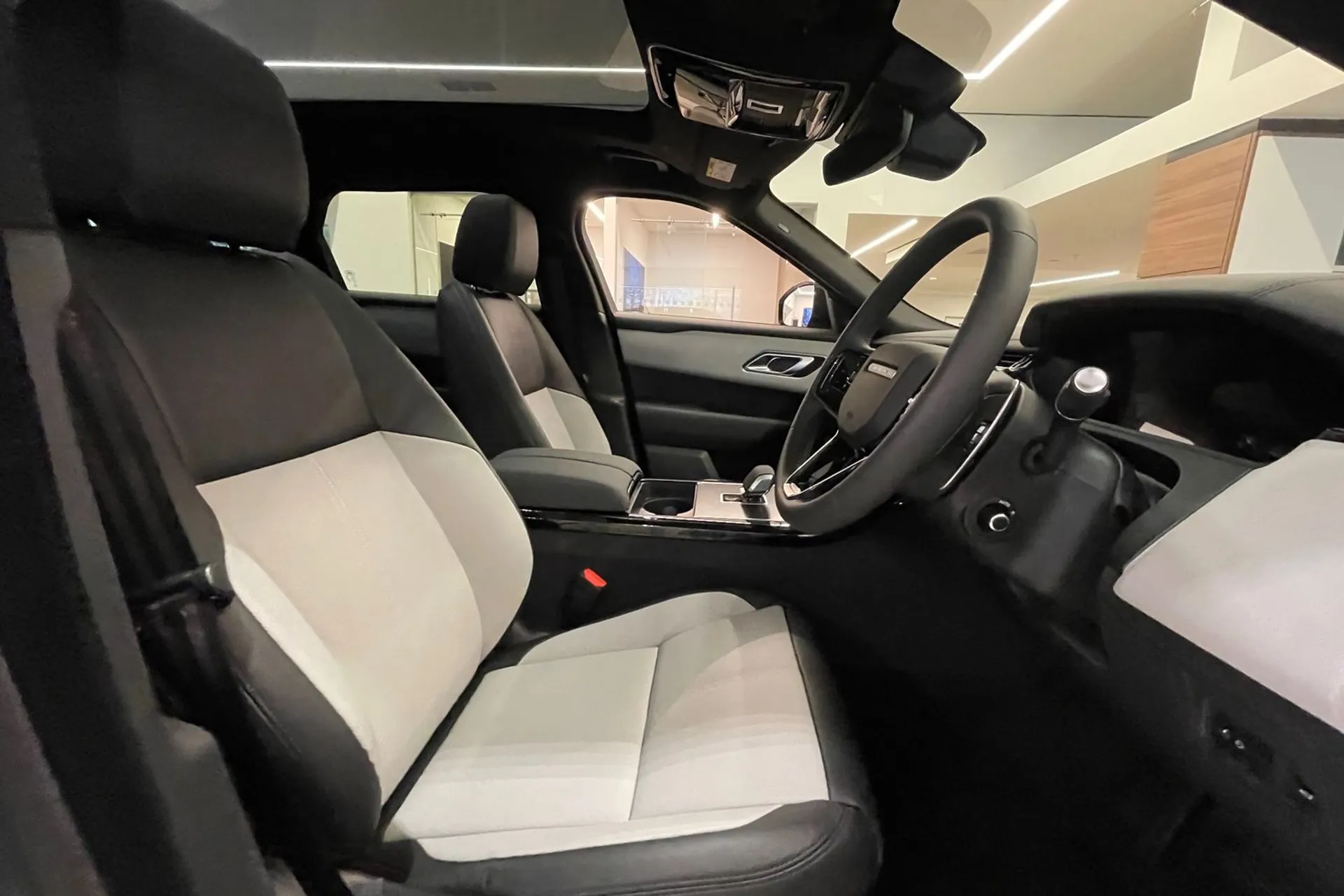 LAND ROVER RANGE ROVER VELAR thumbnail image number 9