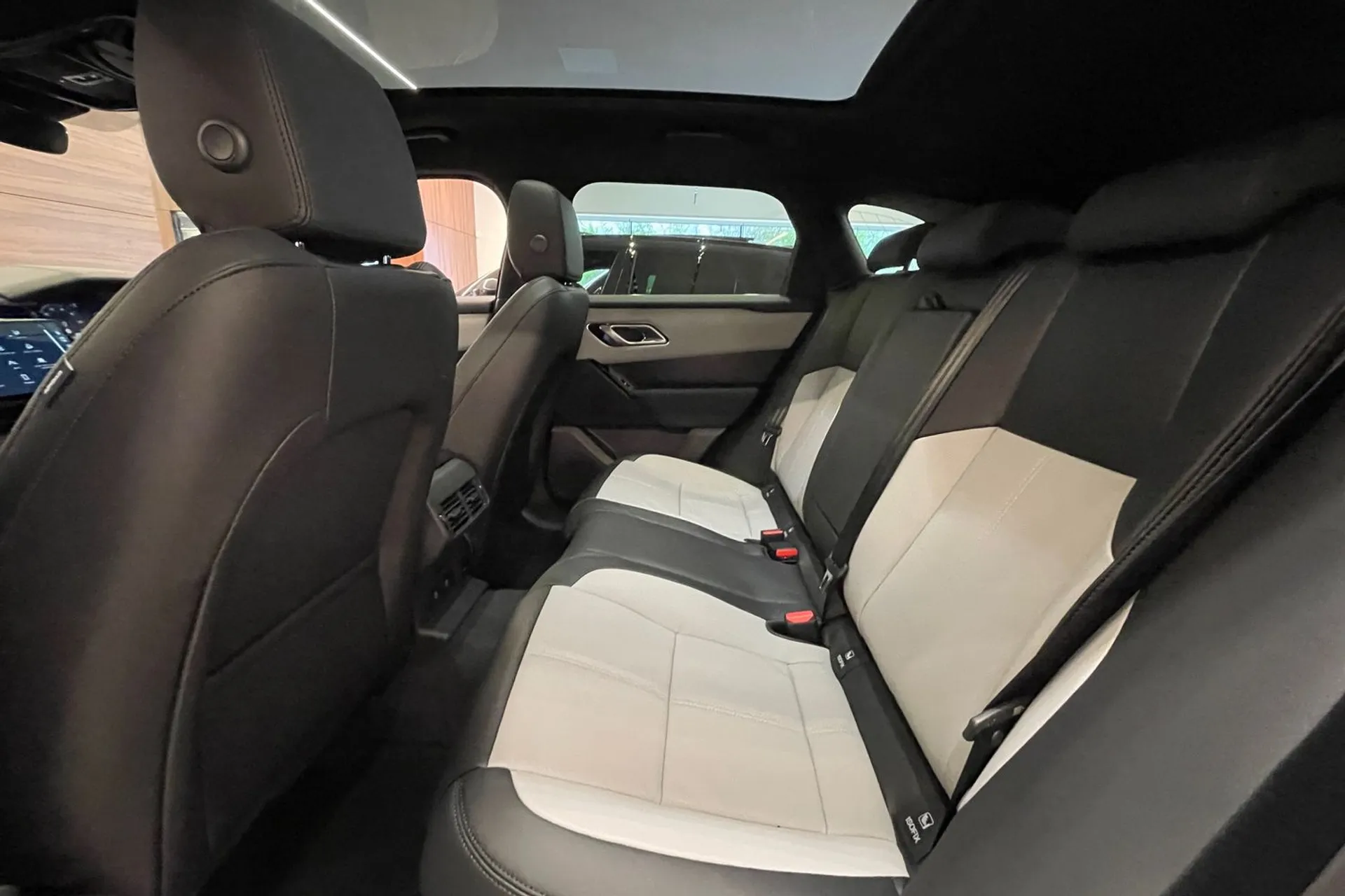 LAND ROVER RANGE ROVER VELAR thumbnail image number 34