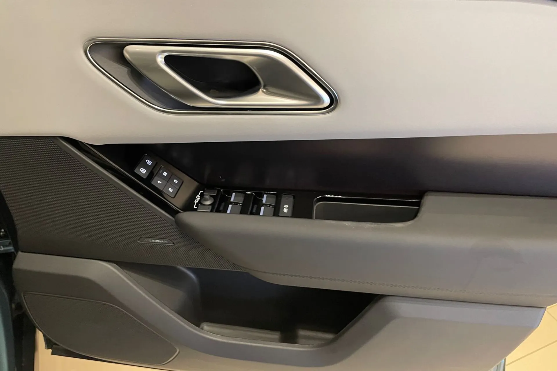 LAND ROVER RANGE ROVER VELAR thumbnail image number 24