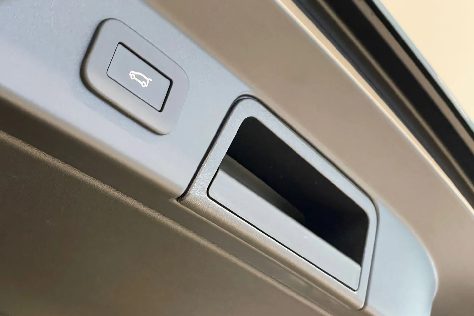 LAND ROVER RANGE ROVER VELAR thumbnail image number 31