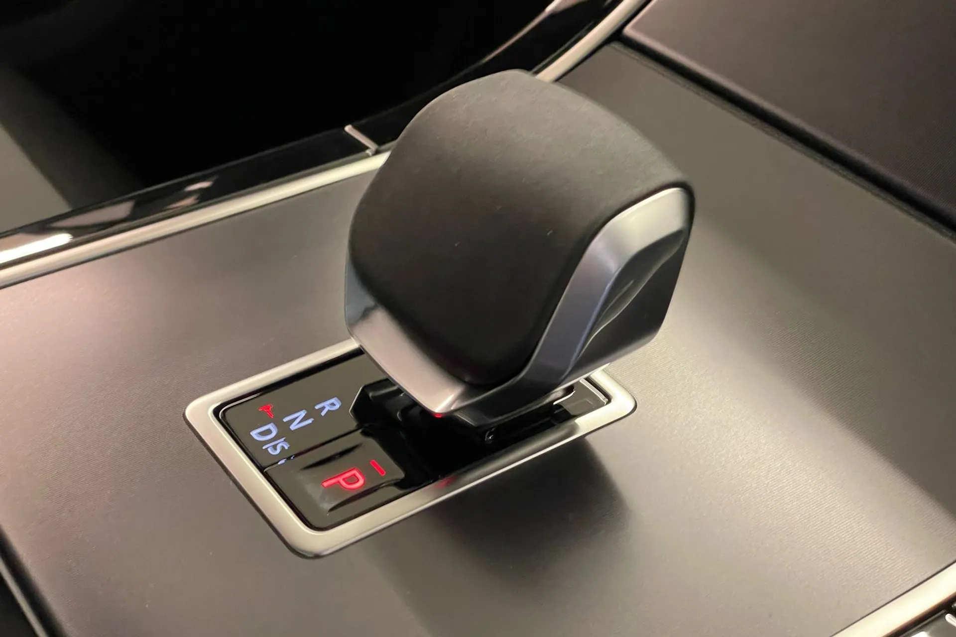LAND ROVER RANGE ROVER VELAR thumbnail image number 18