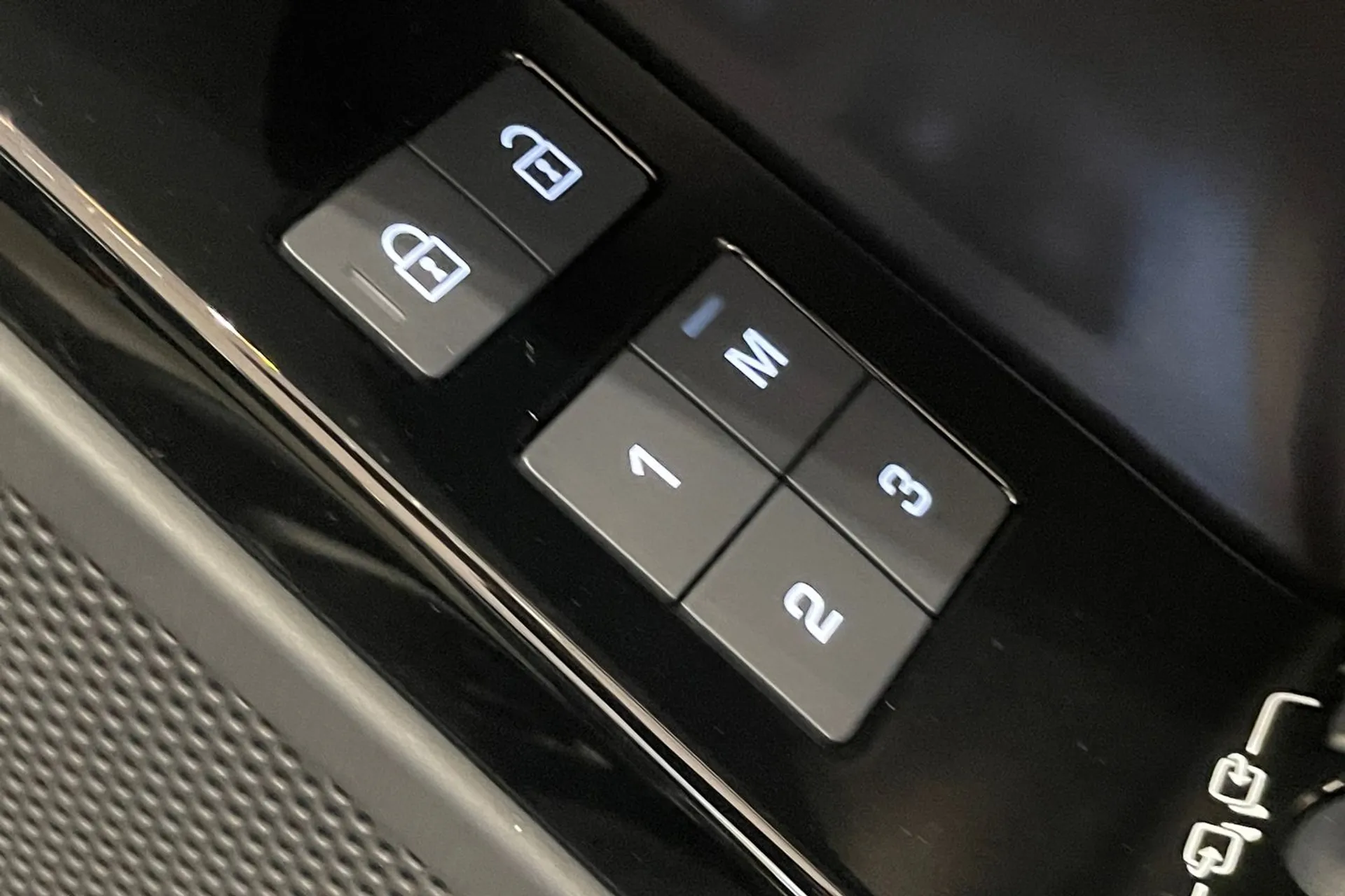 LAND ROVER RANGE ROVER VELAR thumbnail image number 25