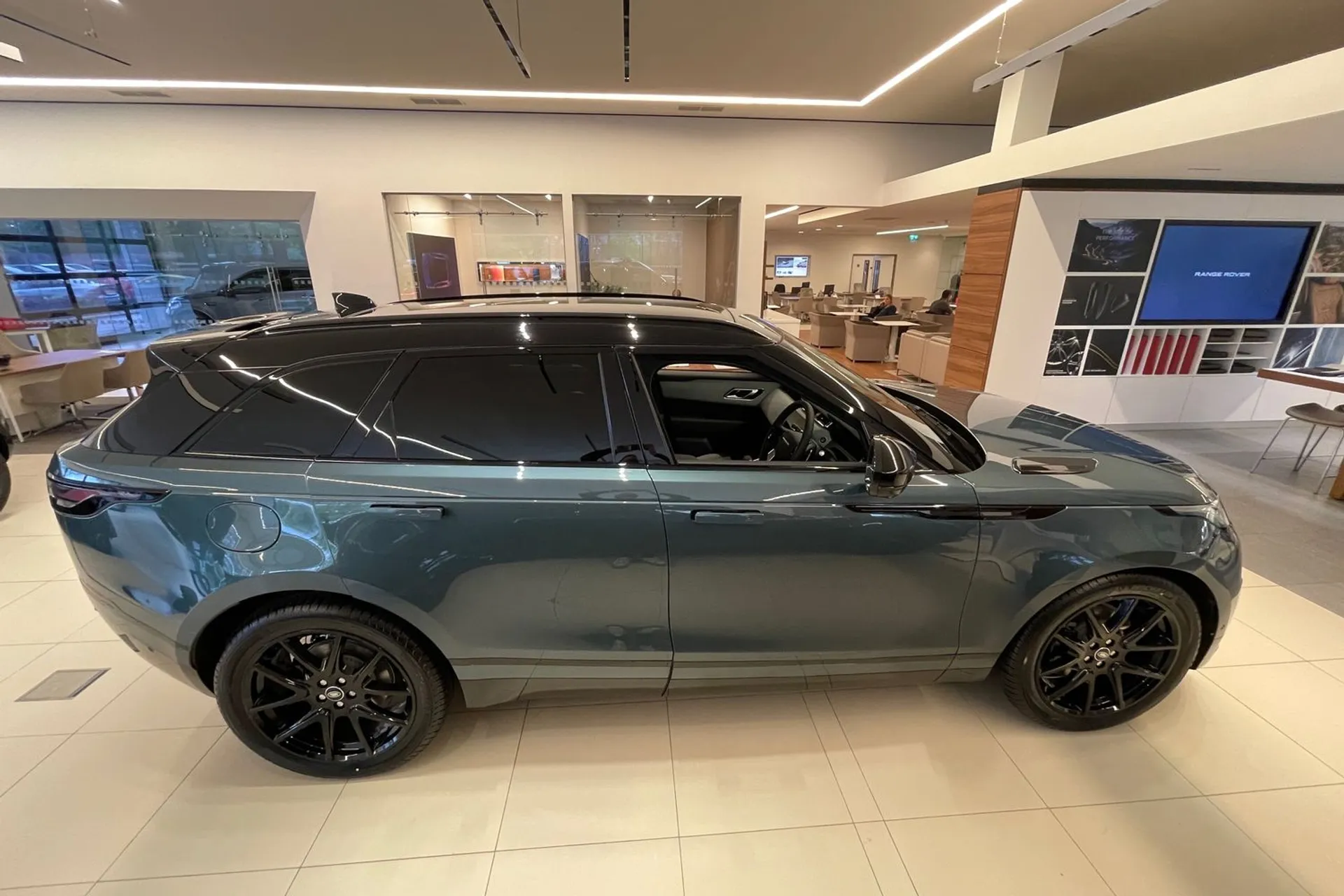LAND ROVER RANGE ROVER VELAR thumbnail image number 2