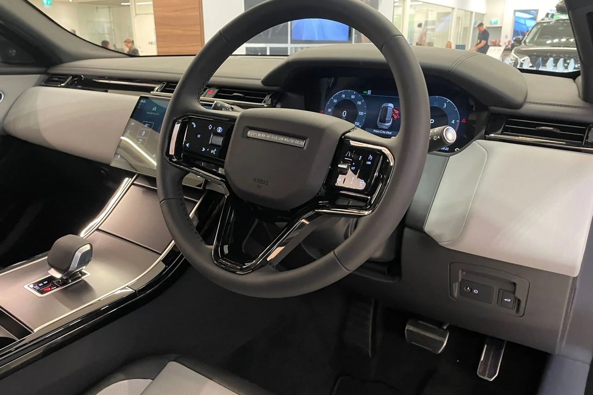 LAND ROVER RANGE ROVER VELAR thumbnail image number 21
