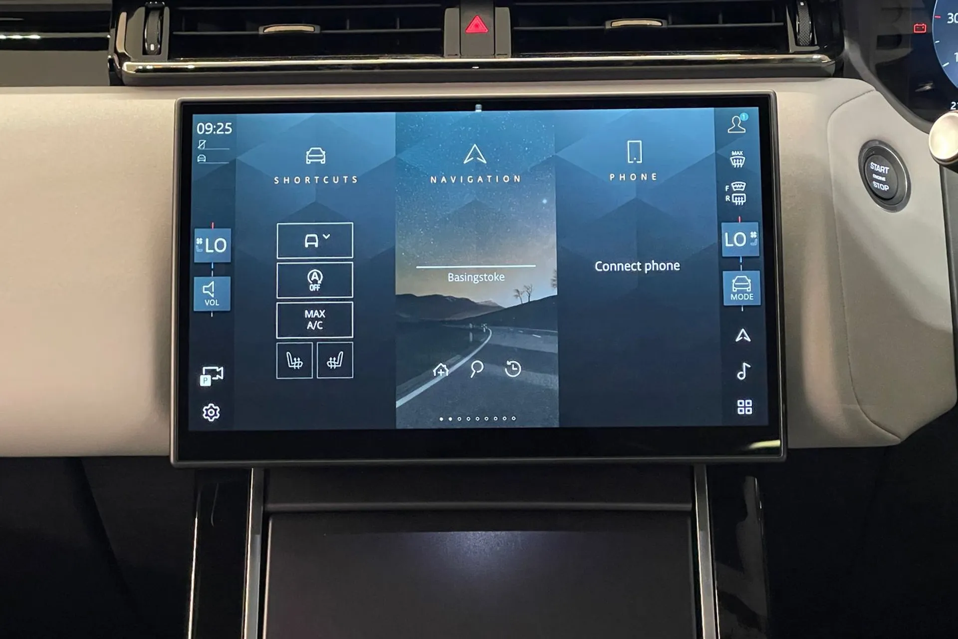 LAND ROVER RANGE ROVER VELAR thumbnail image number 28