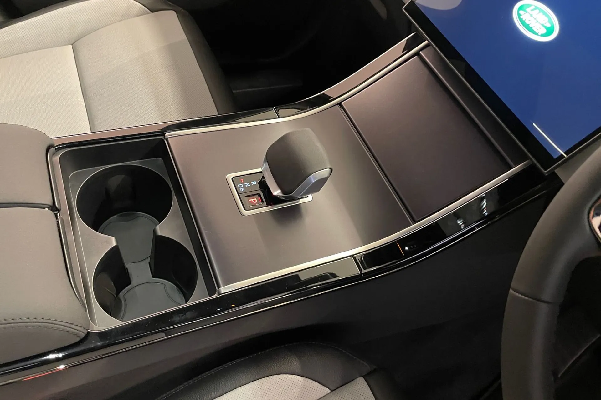 LAND ROVER RANGE ROVER VELAR thumbnail image number 17