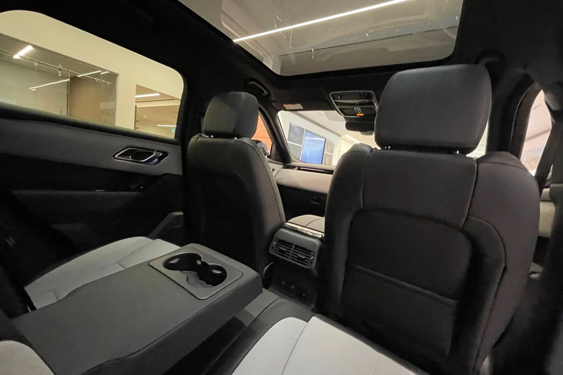 LAND ROVER RANGE ROVER VELAR thumbnail image number 32