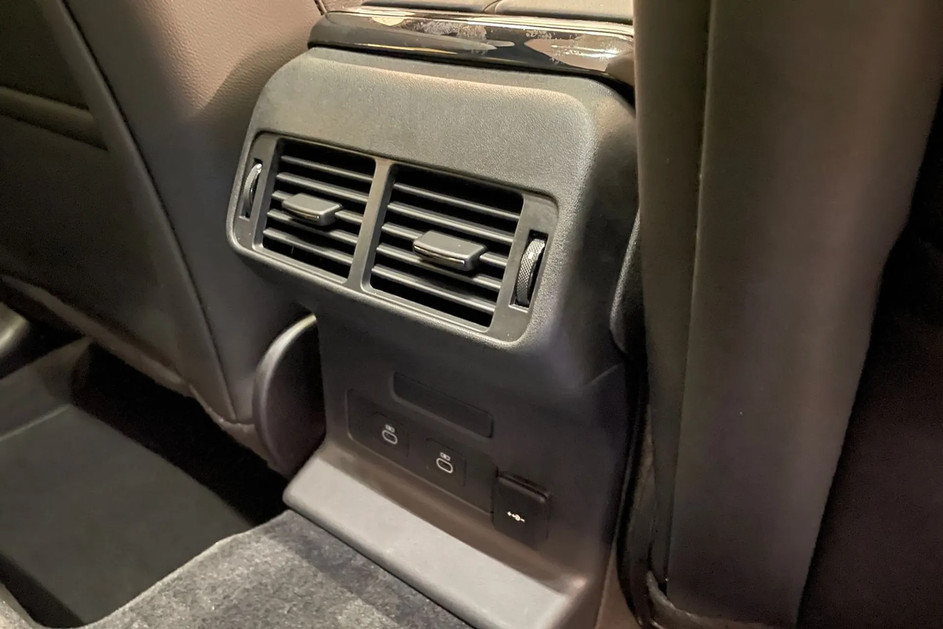 LAND ROVER RANGE ROVER VELAR thumbnail image number 27