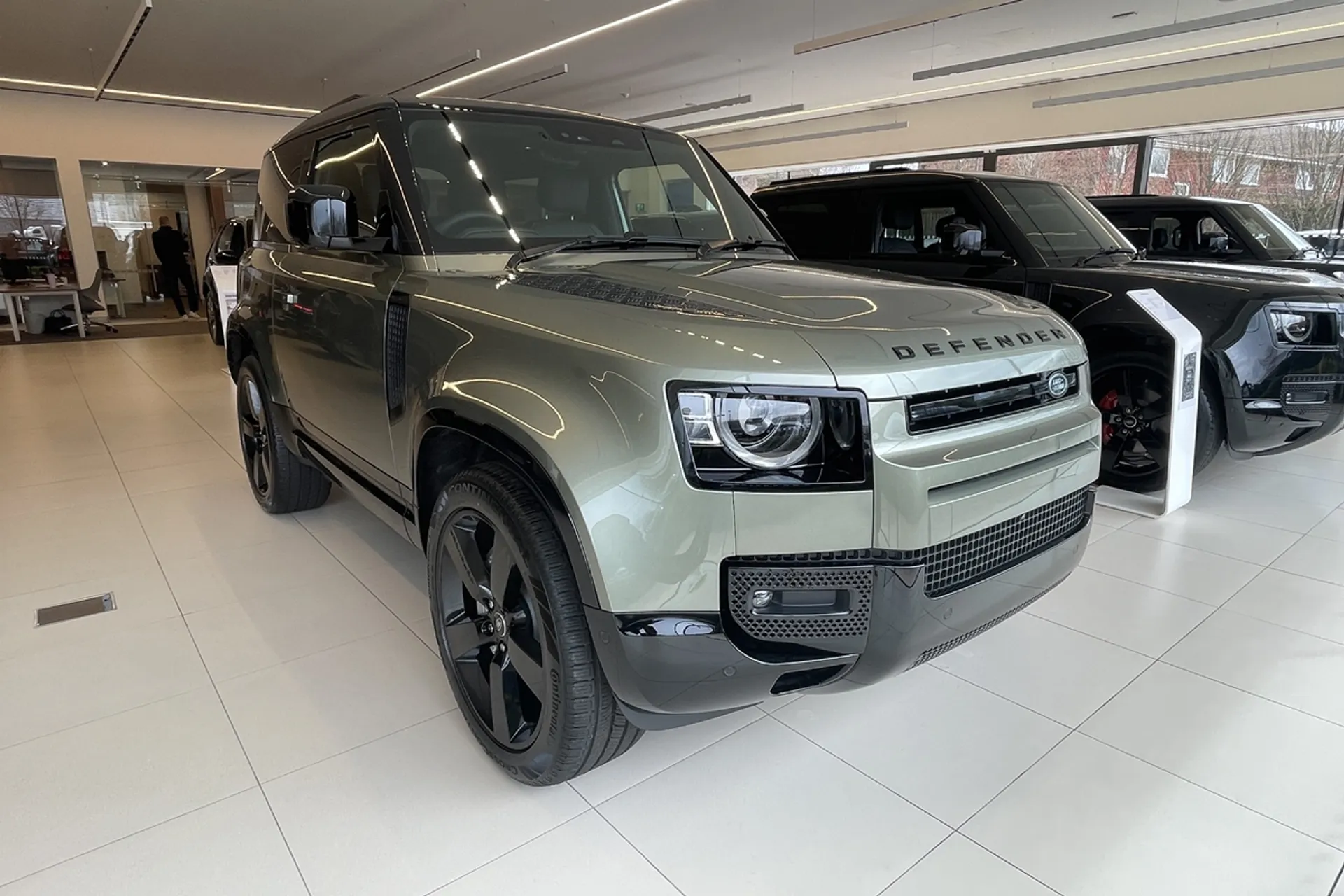 LAND ROVER Defender 90 focused image
