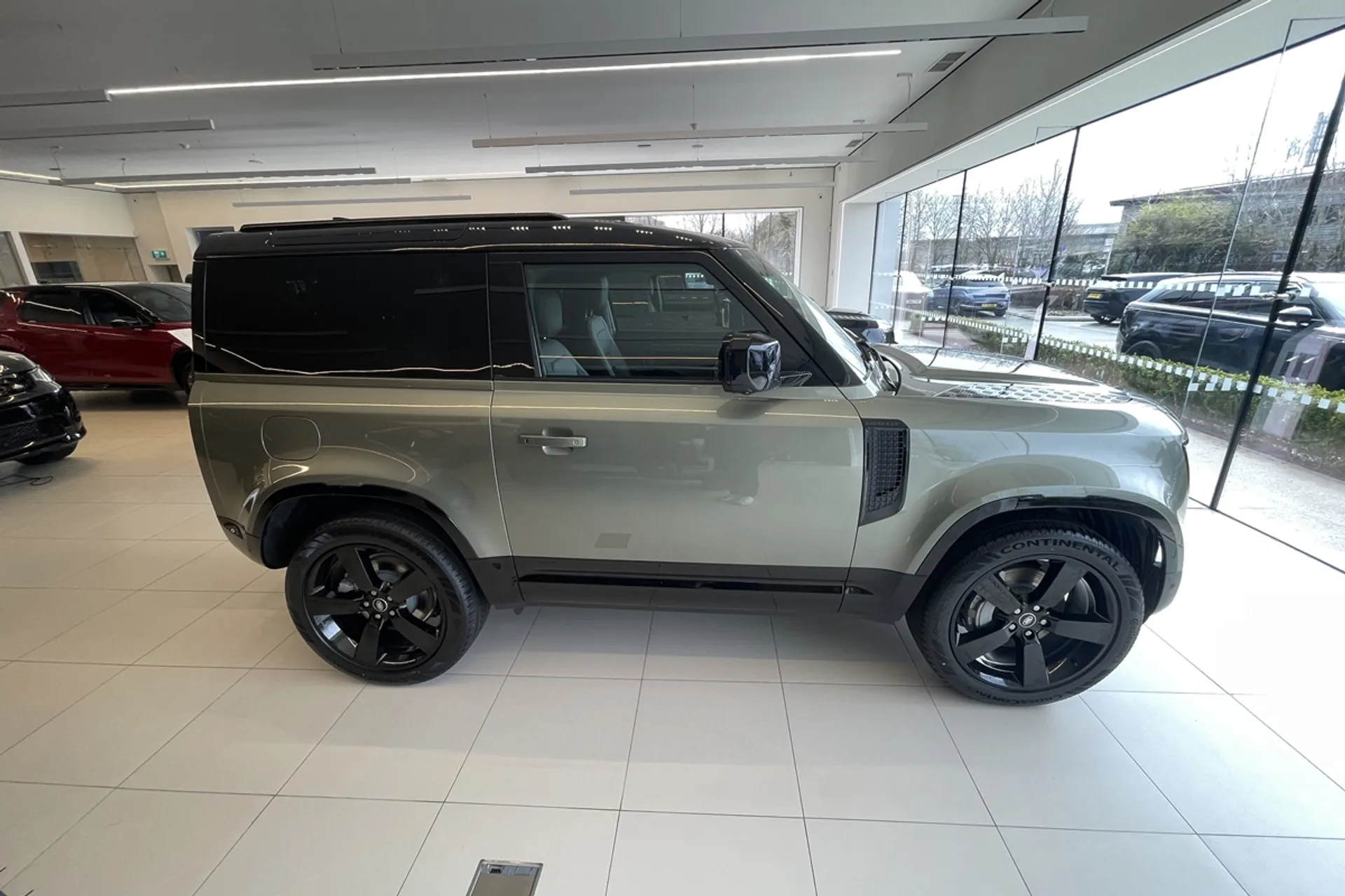 LAND ROVER Defender 90 thumbnail image number 2