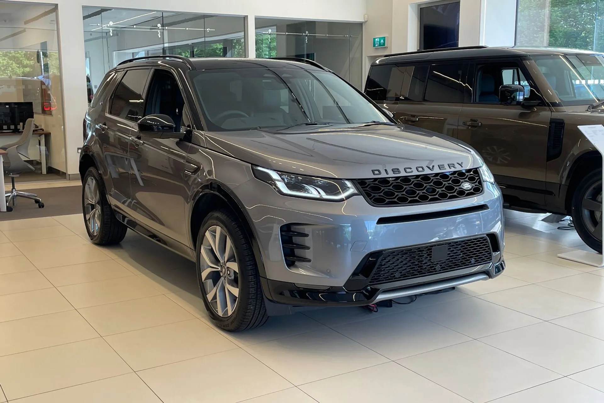 LAND ROVER DISCOVERY SPORT focused image