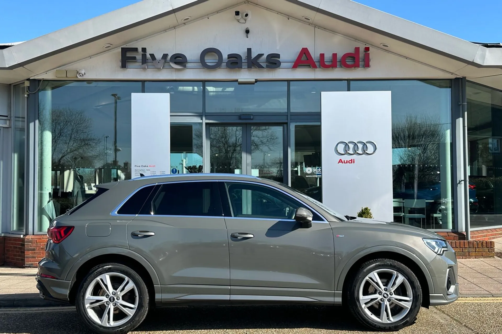 Audi Q3 thumbnail image number 2