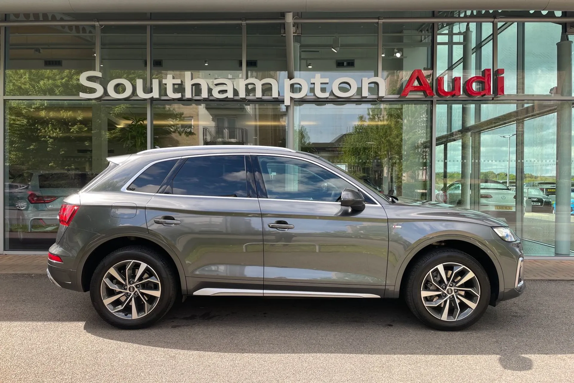 Audi Q5 thumbnail image number 2