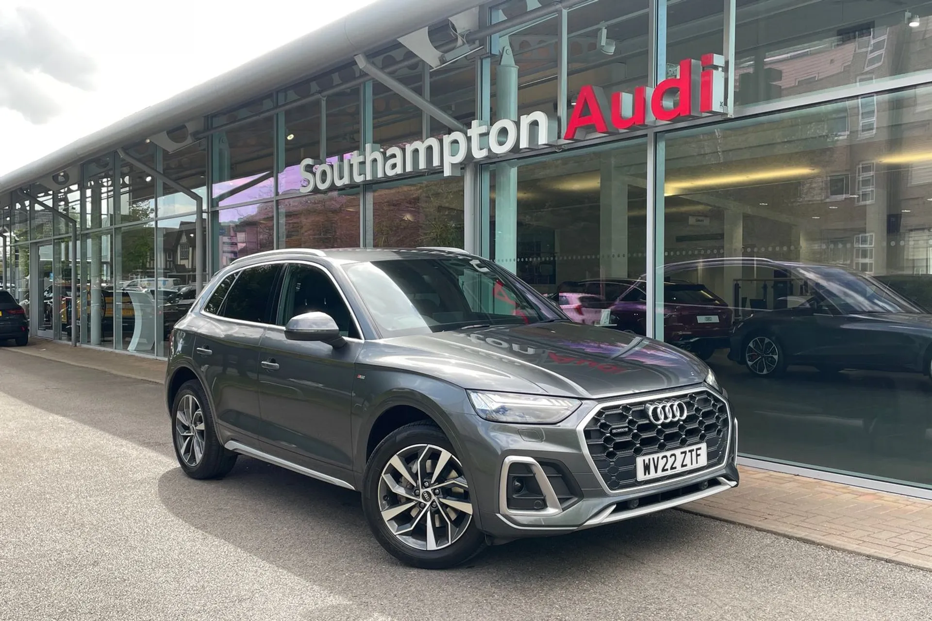 Audi Q5 focused image
