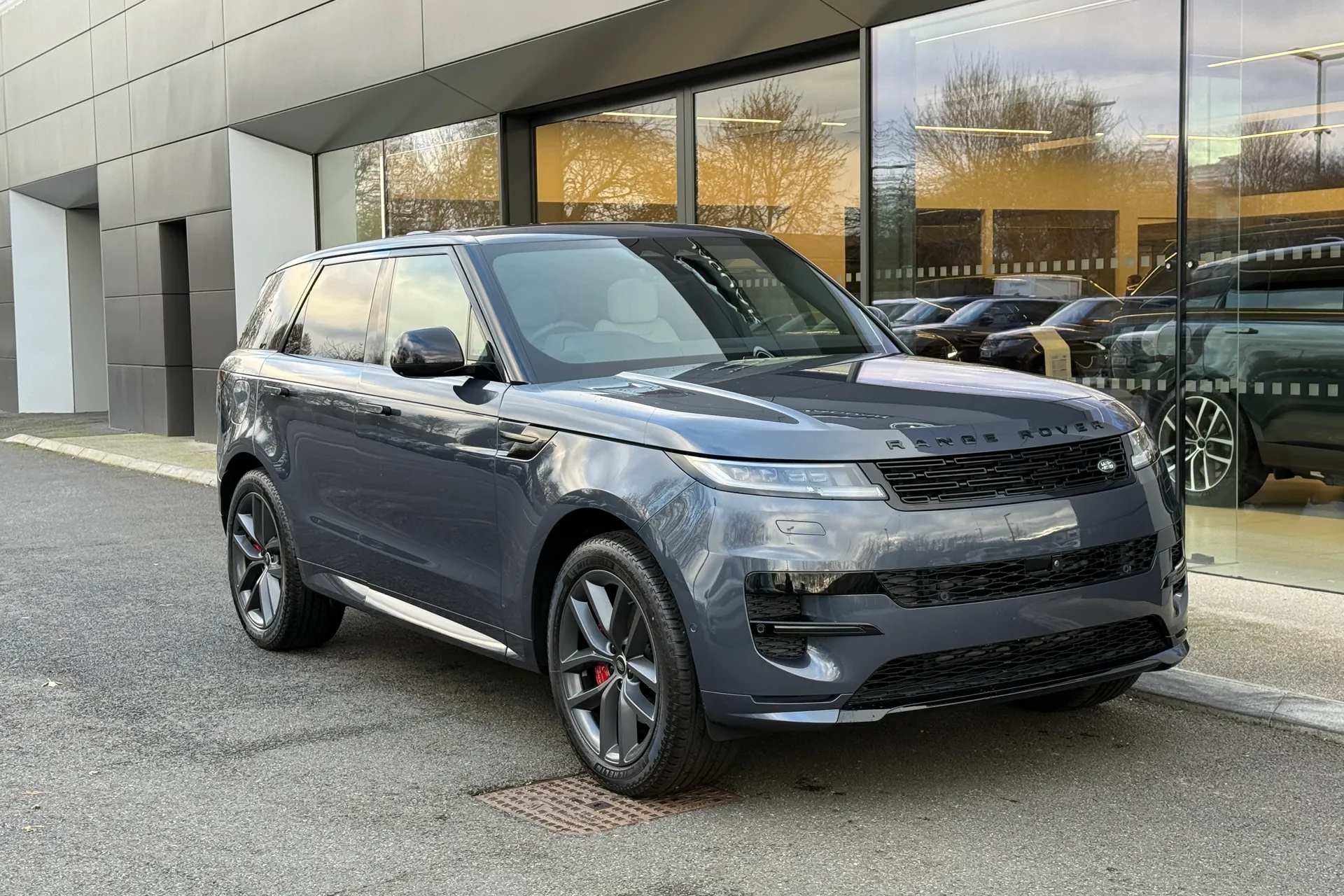 LAND ROVER RANGE ROVER SPORT focused image