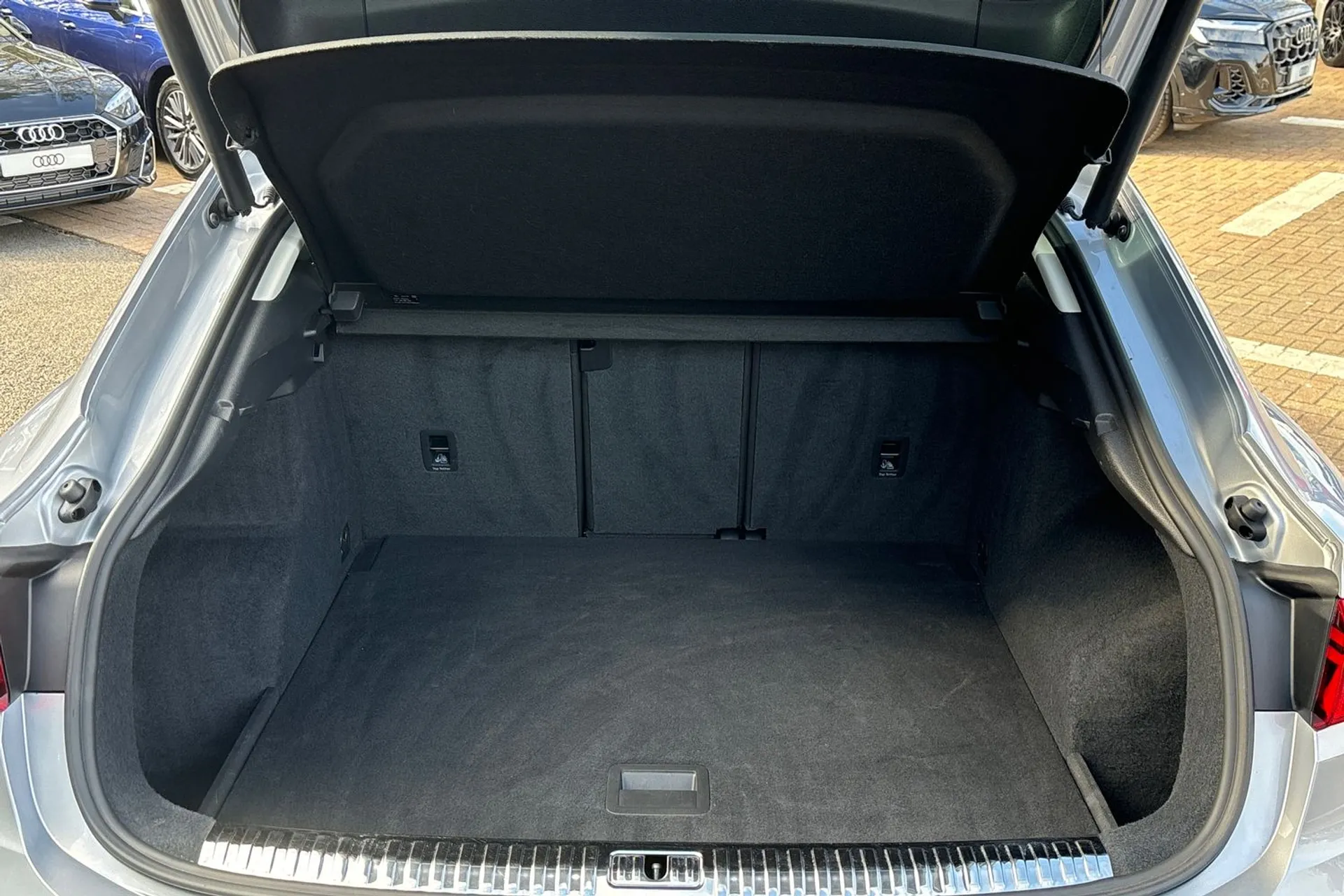 Audi Q3 thumbnail image number 18