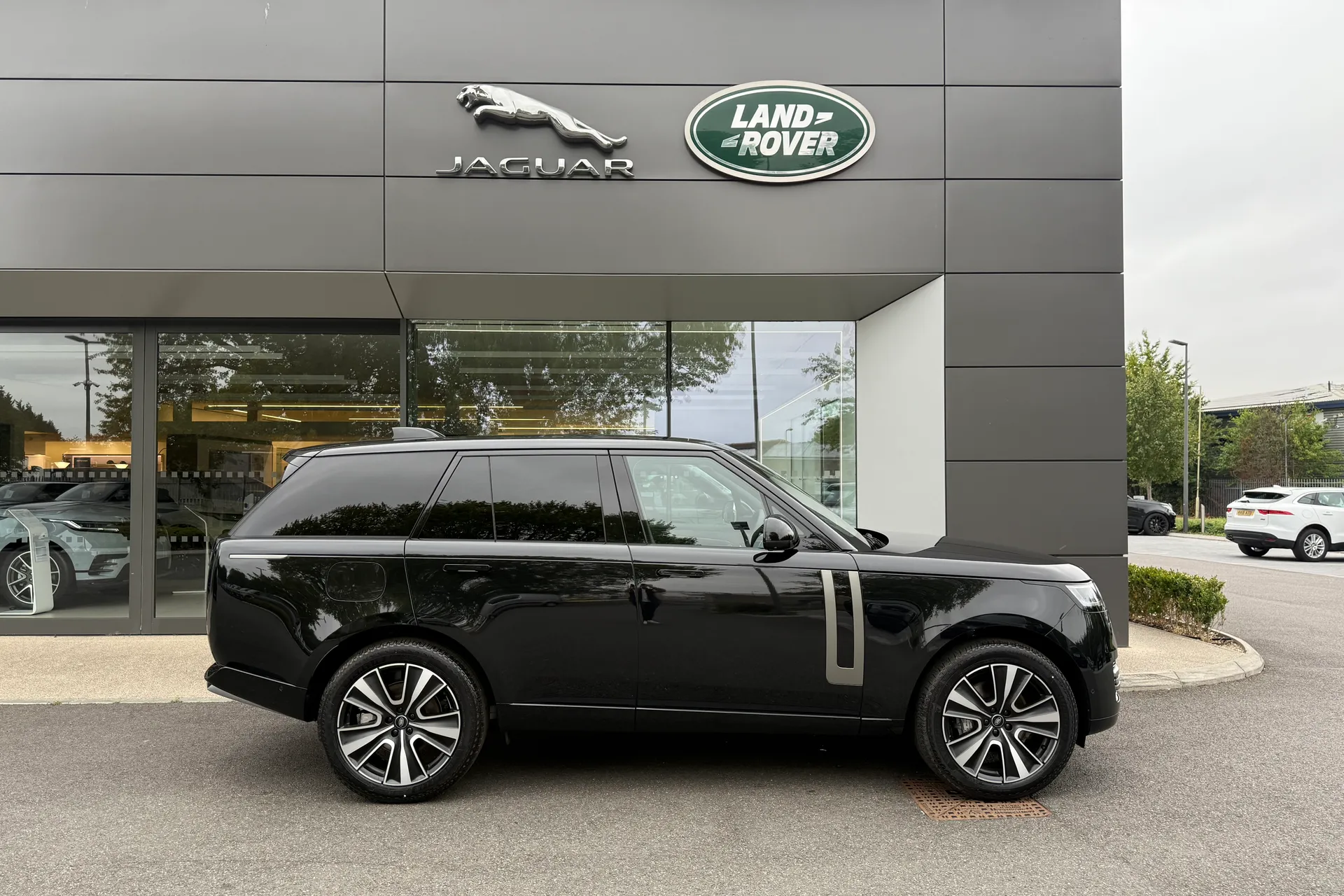 LAND ROVER RANGE ROVER thumbnail image number 2