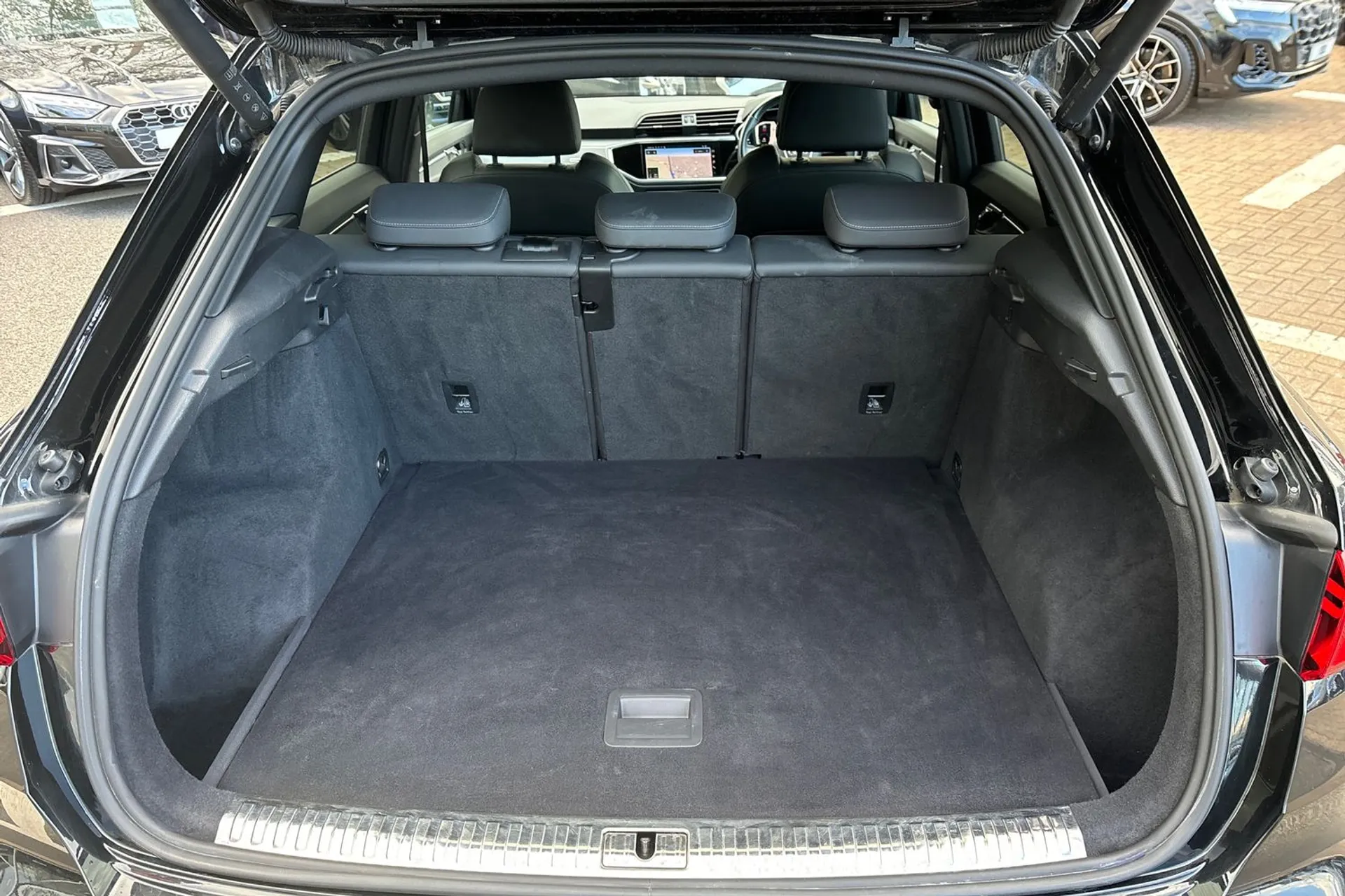Audi Q3 thumbnail image number 19