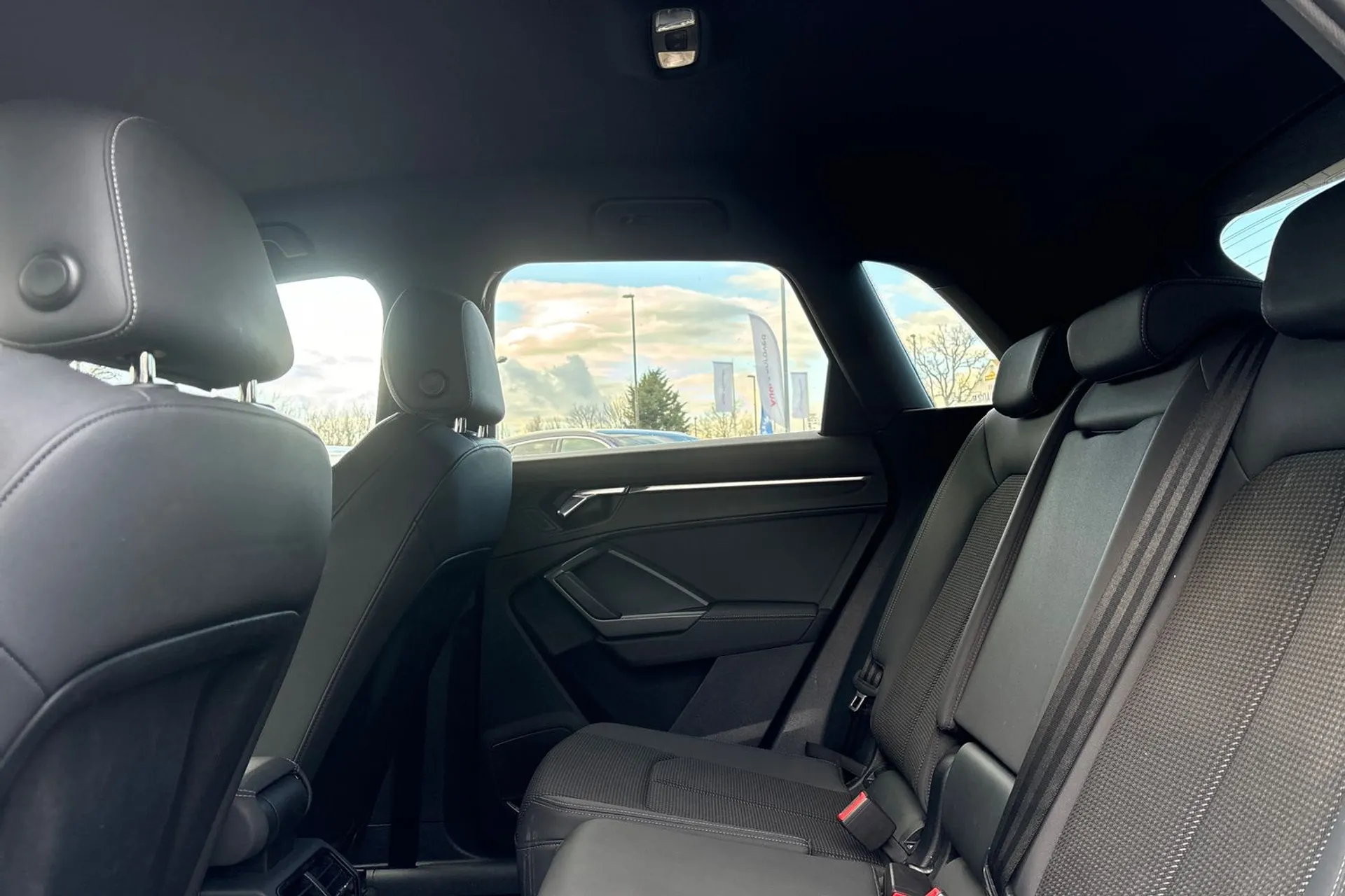 Audi Q3 thumbnail image number 30