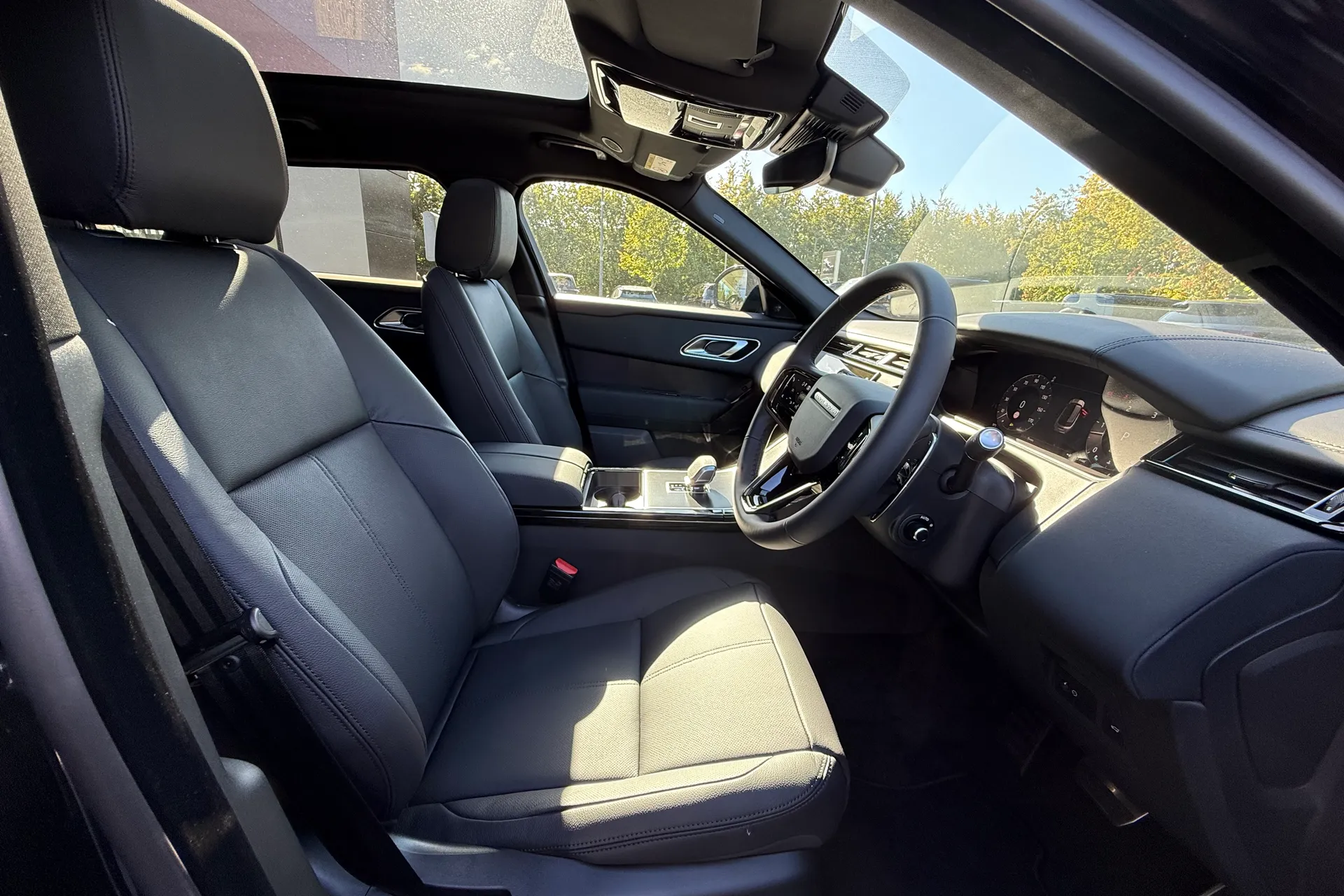 LAND ROVER RANGE ROVER VELAR thumbnail image number 4