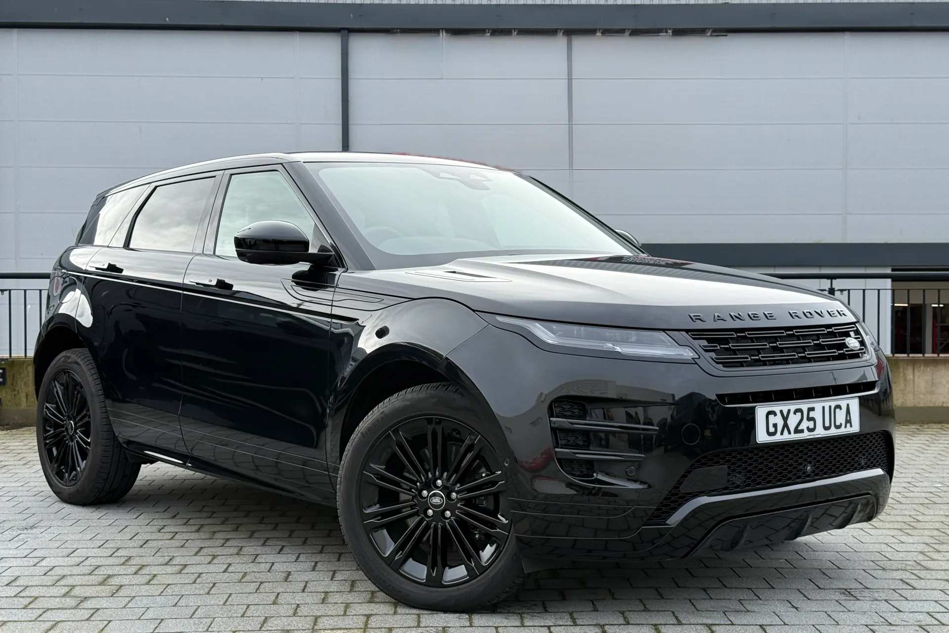 LAND ROVER RANGE ROVER EVOQUE focused image