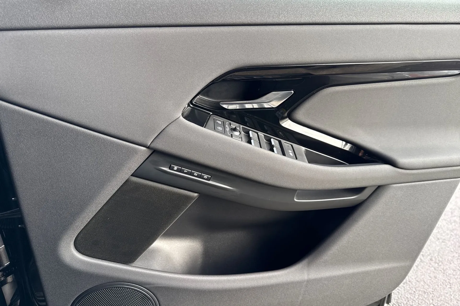 LAND ROVER RANGE ROVER EVOQUE thumbnail image number 19