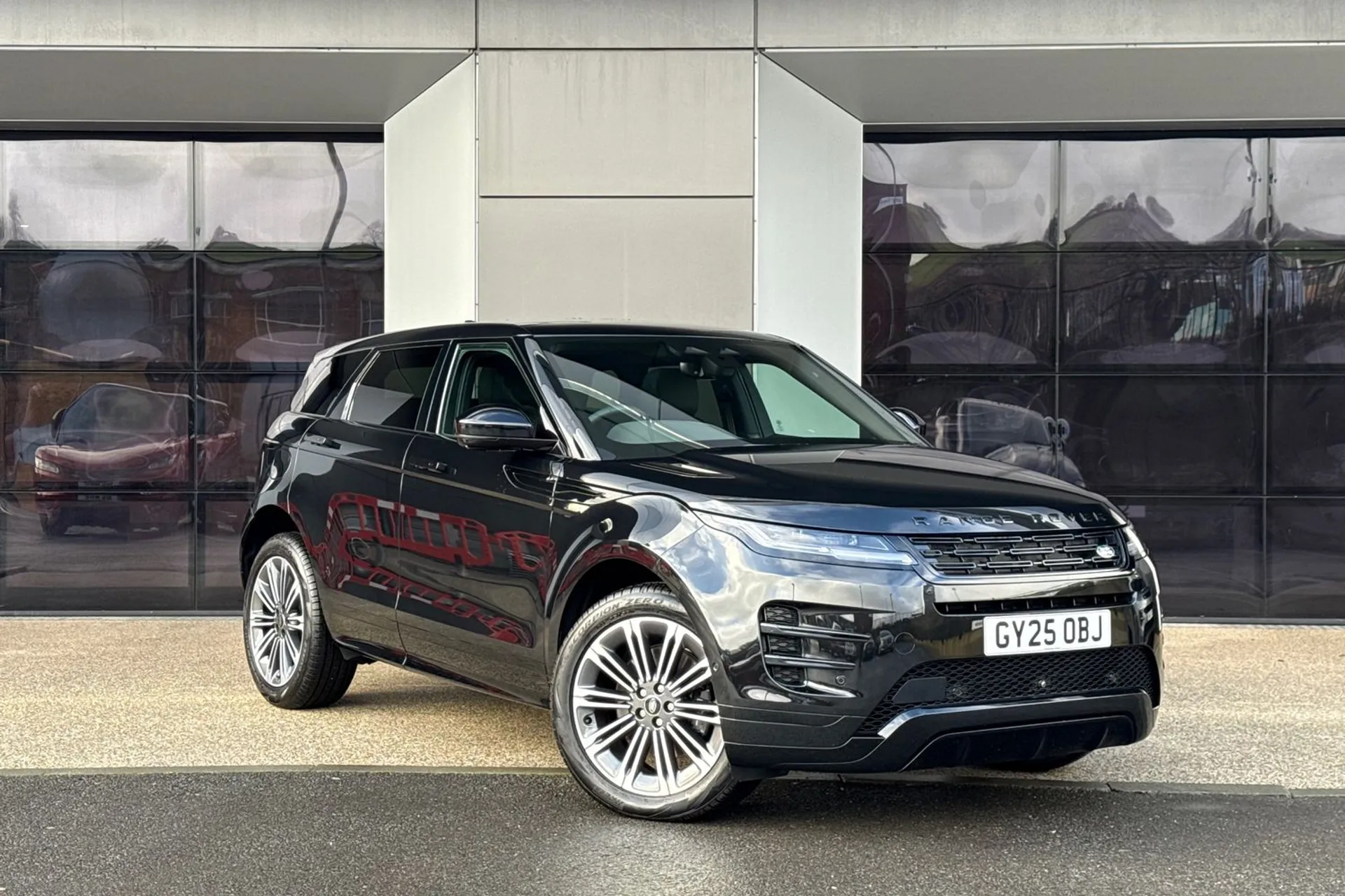 LAND ROVER RANGE ROVER EVOQUE focused image