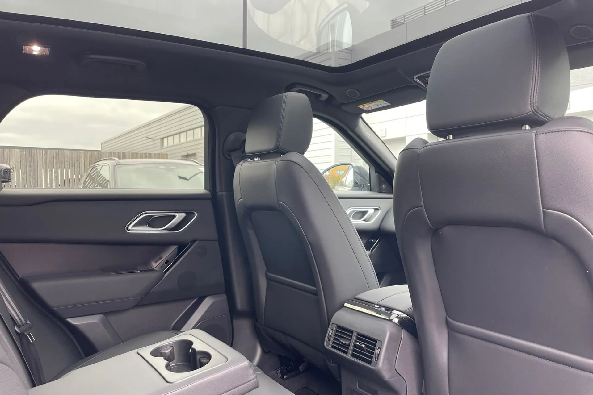 LAND ROVER RANGE ROVER VELAR thumbnail image number 31