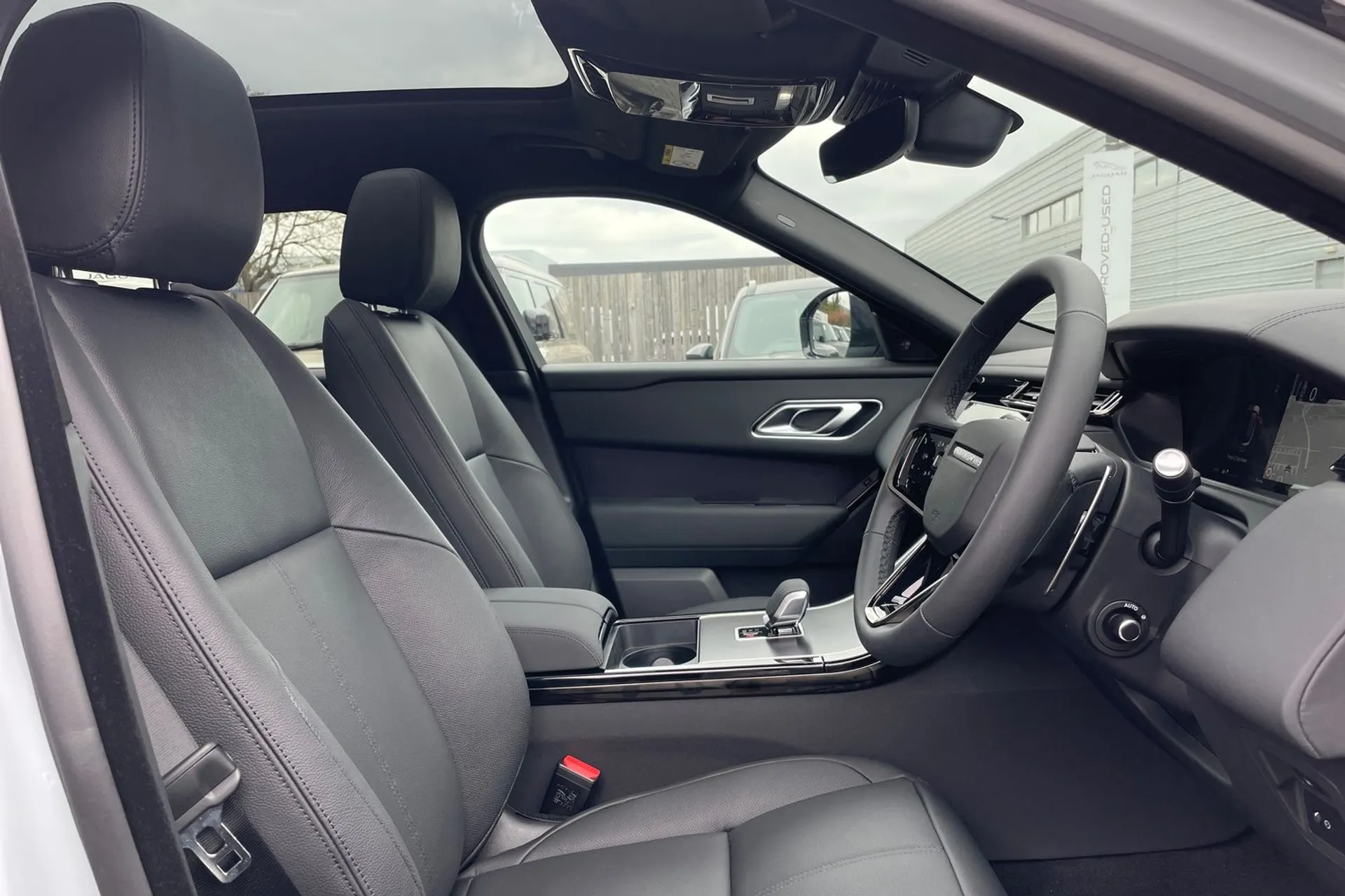 LAND ROVER RANGE ROVER VELAR thumbnail image number 36